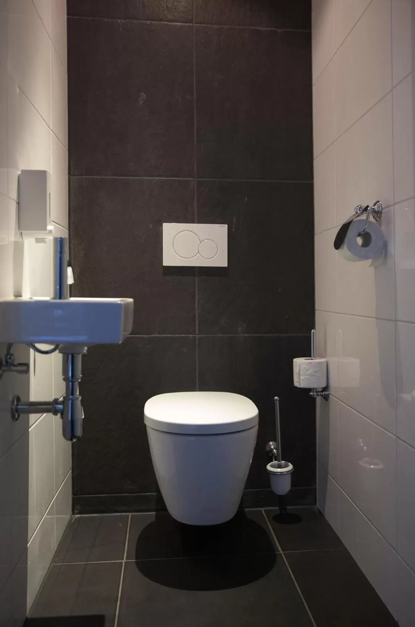 Bathroom in De Roos Leeuwarden