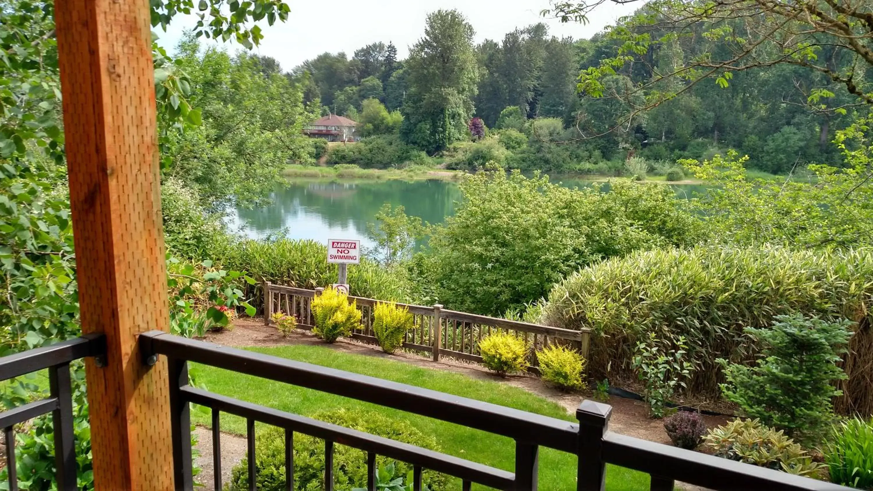 Lake view, Balcony/Terrace in Lewis River Inn