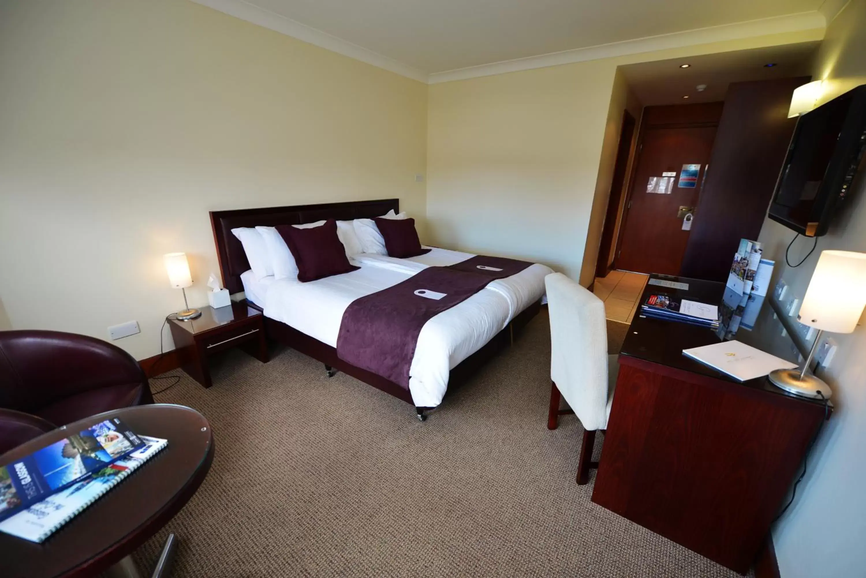 Bed in Glynhill Hotel & Spa near Glasgow Airport