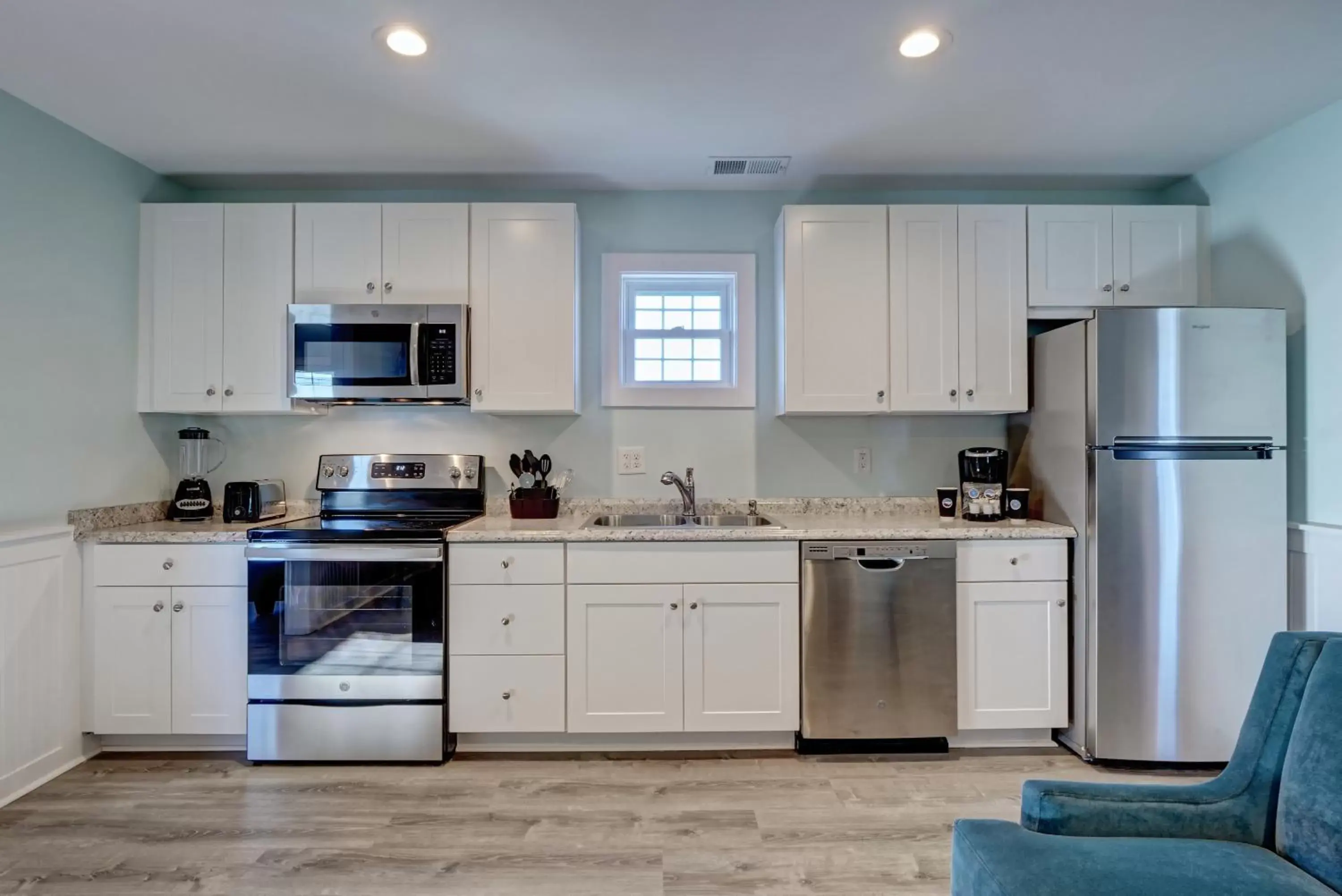 Property building, Kitchen/Kitchenette in Loggerhead Inn and Suites by Carolina Retreats