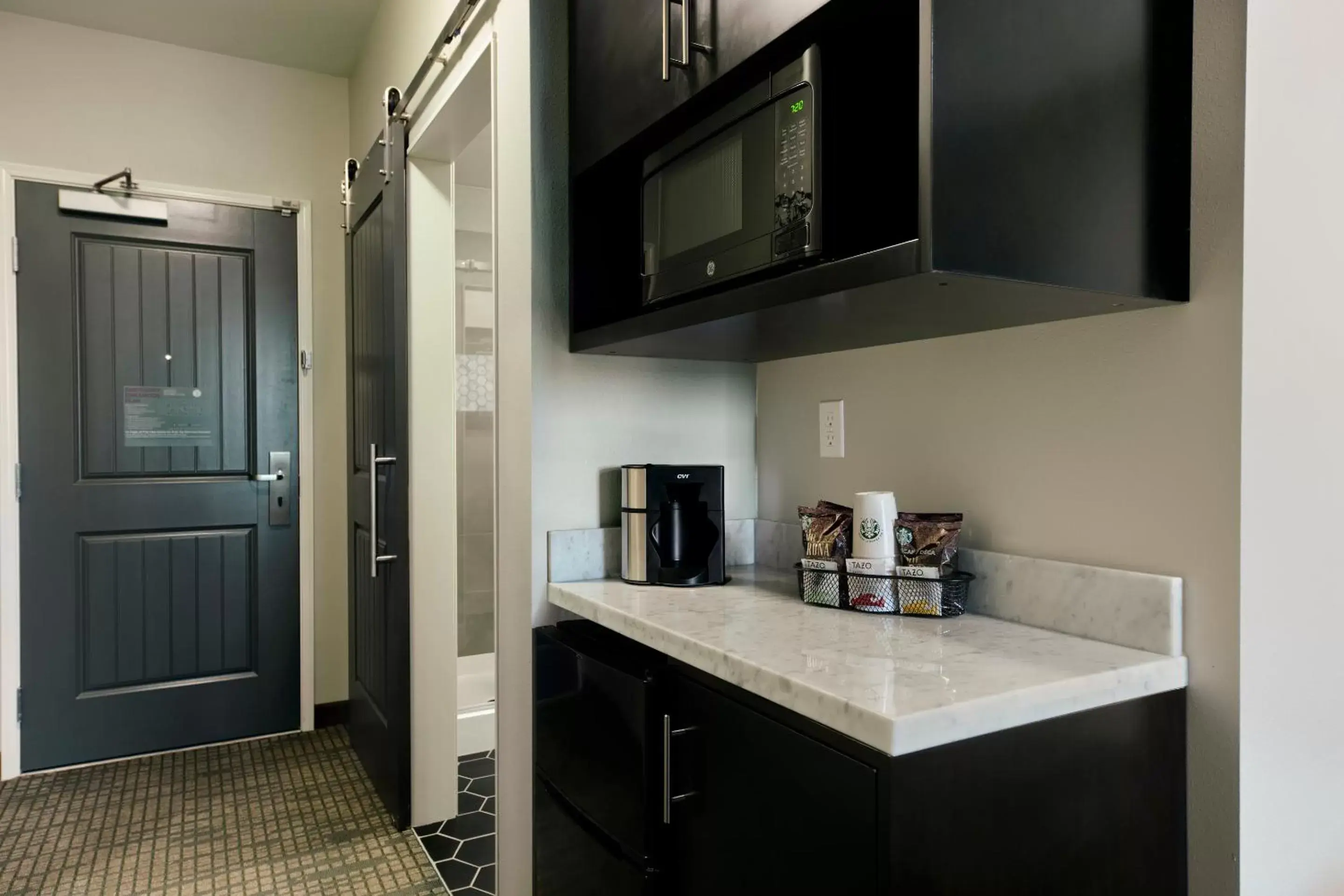 Coffee/tea facilities, Kitchen/Kitchenette in Oxford Suites Paso Robles