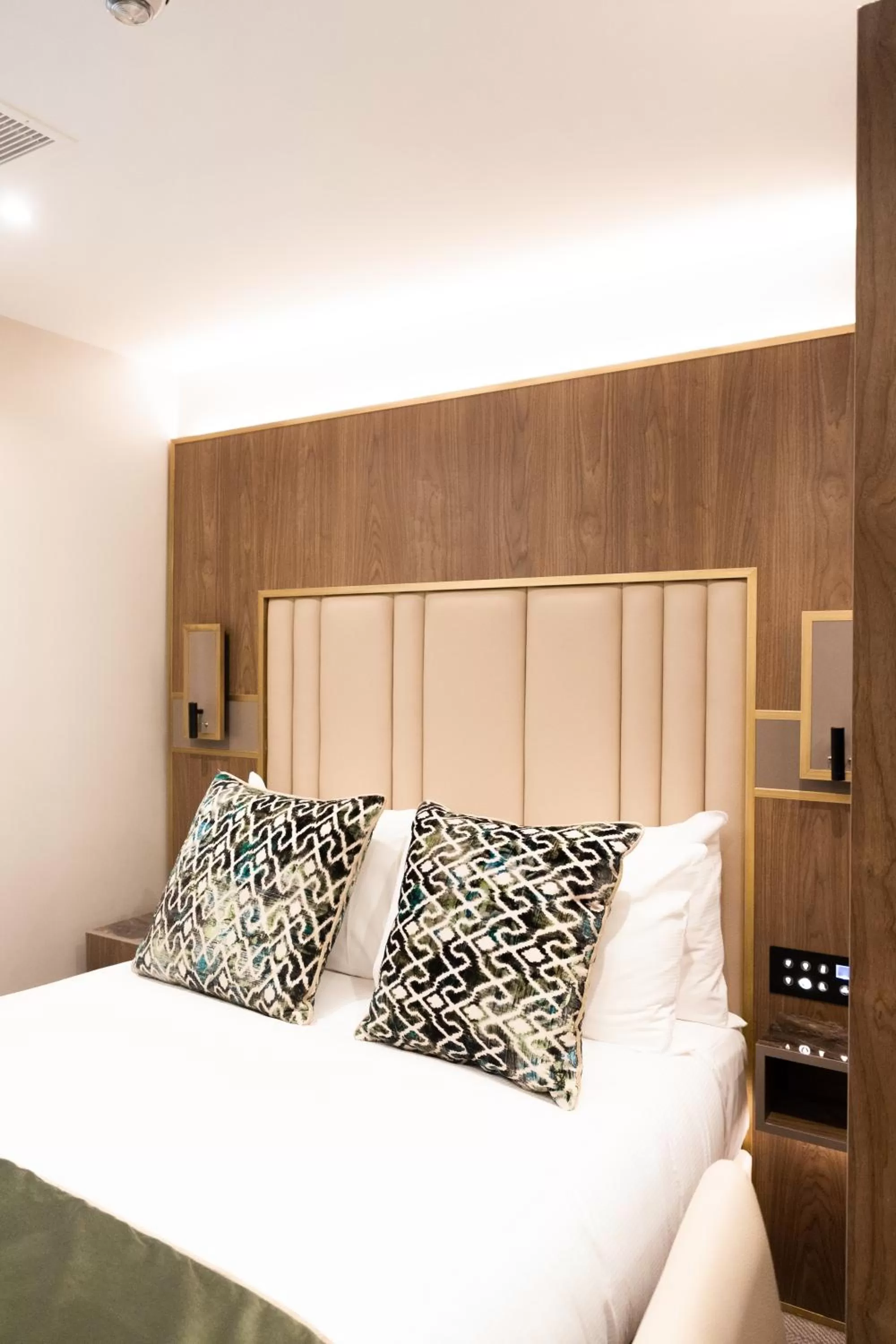 Bedroom, Bed in Merit Kensington Hotel