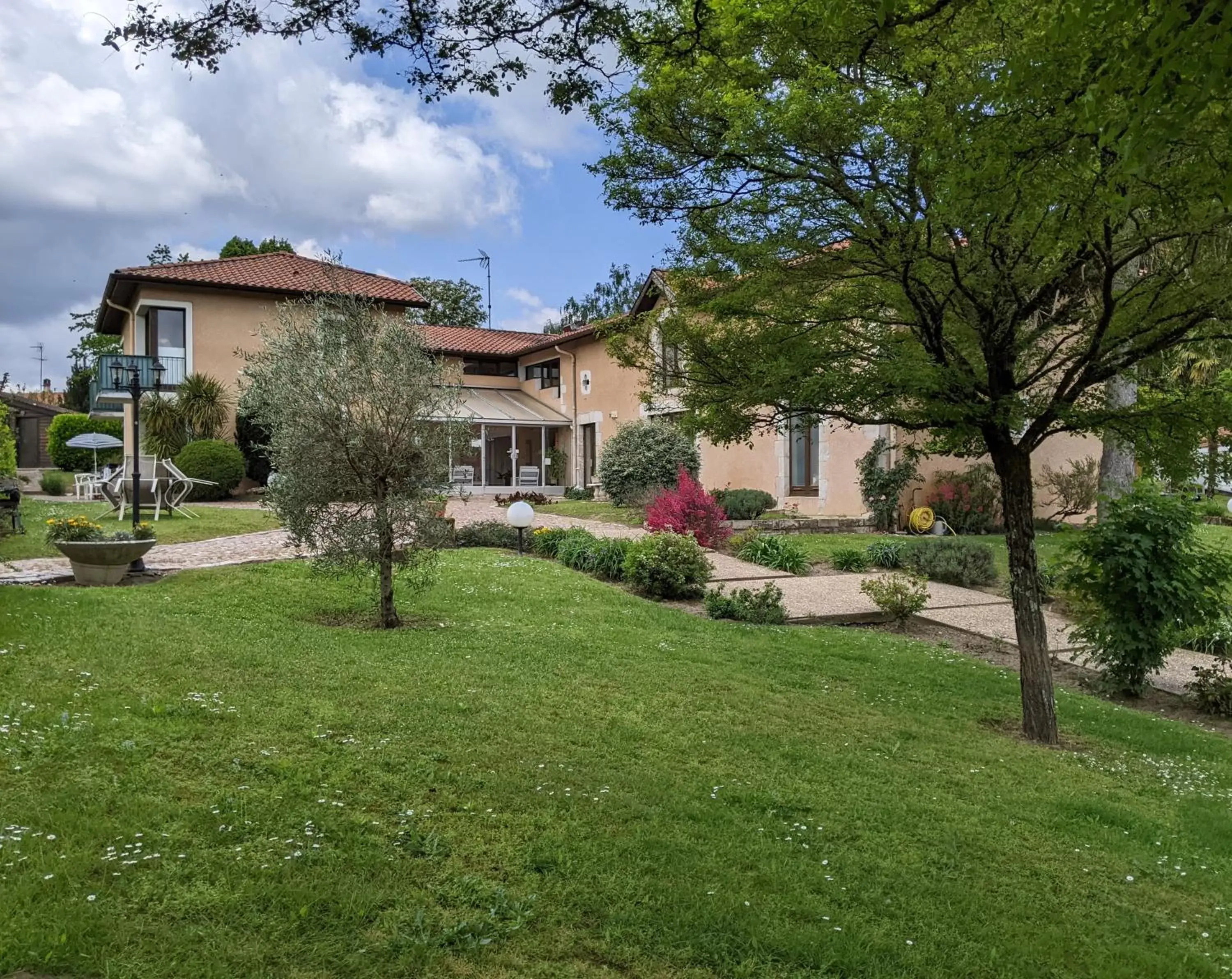 Property Building in Hôtel Studios Les Acacias