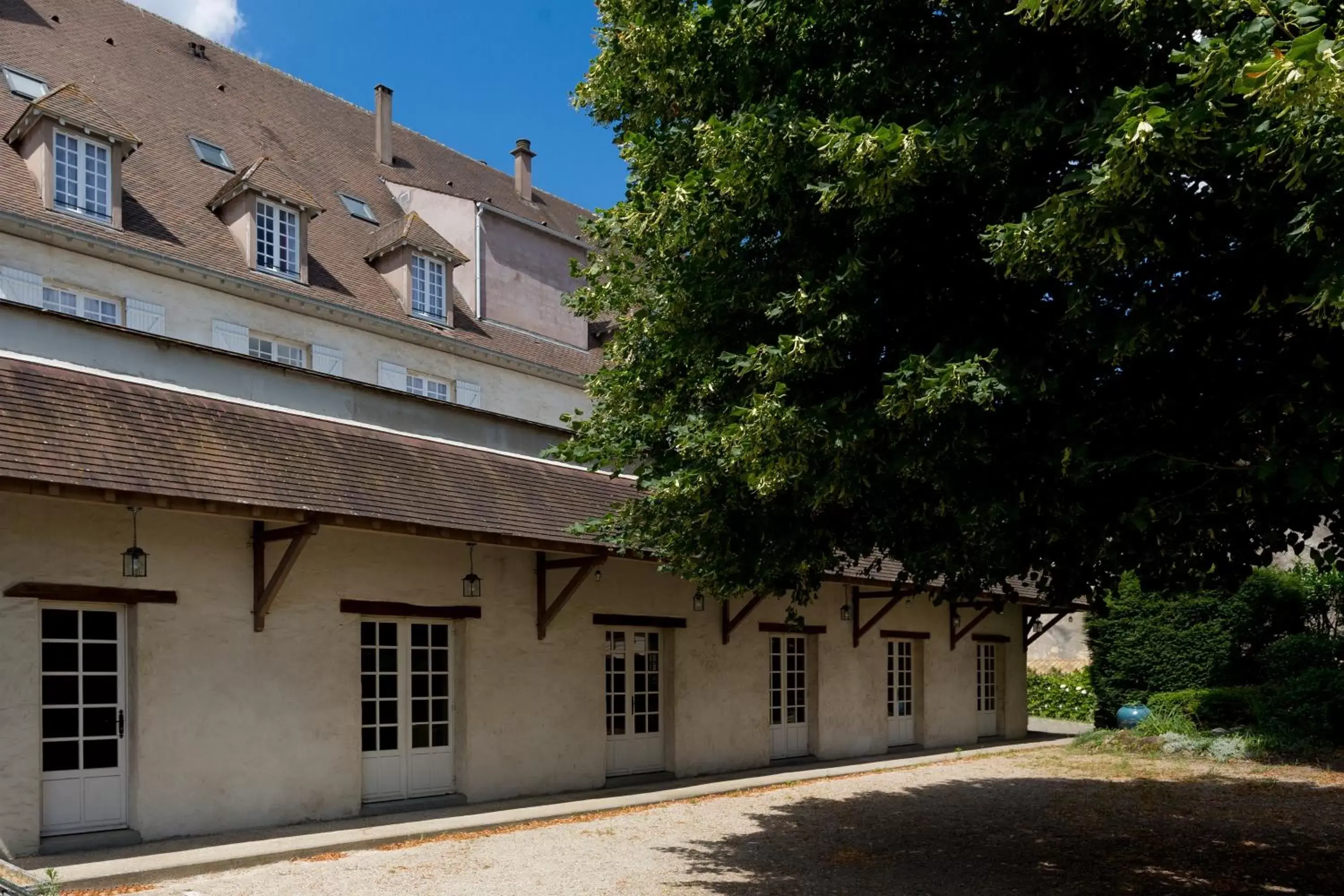 Garden, Facade/Entrance in Best Western Blanche De Castille Dourdan