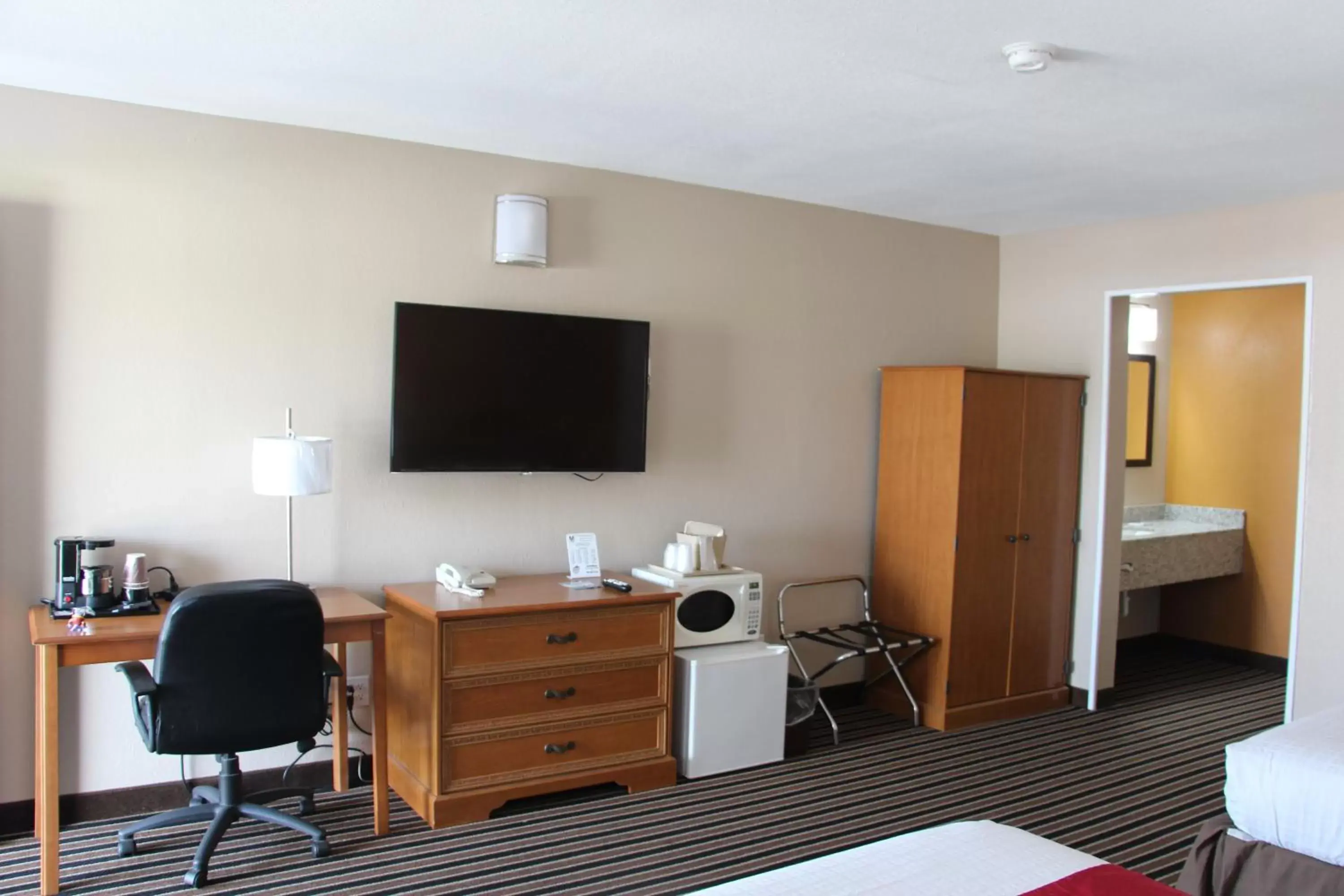 Communal lounge/ TV room, TV/Entertainment Center in Westbridge Inn & Suites