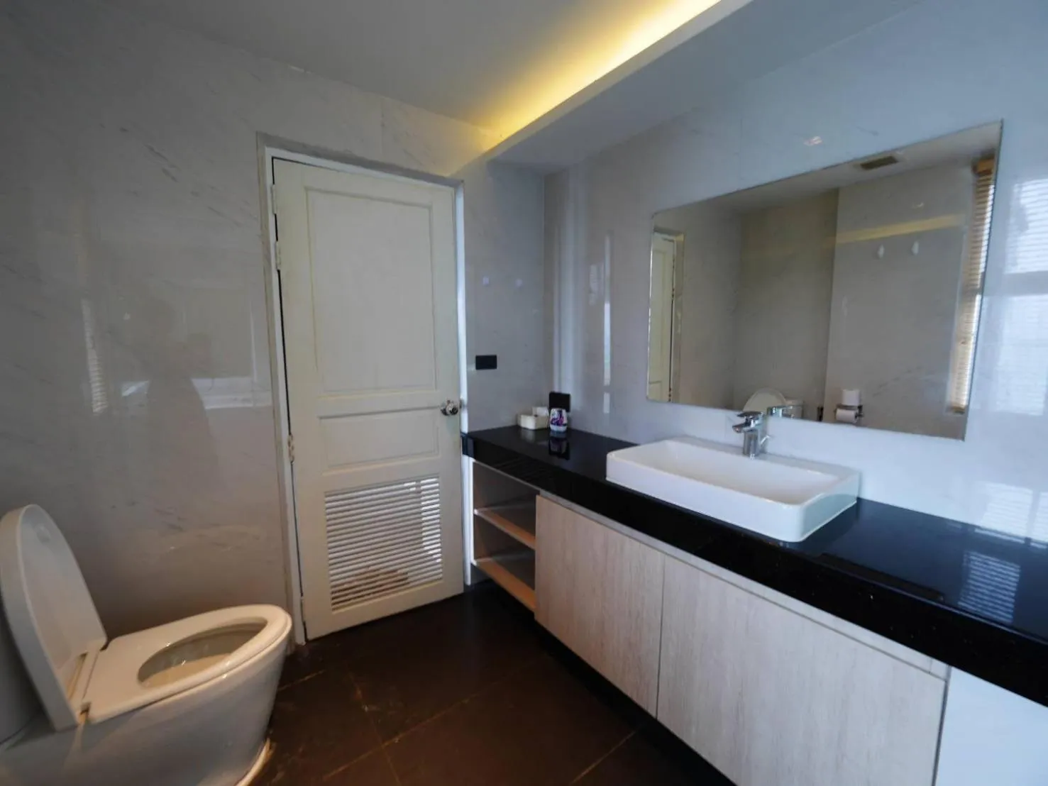 Bathroom, Bed in Cliff Lanta Suite-Koh Lanta Krabi