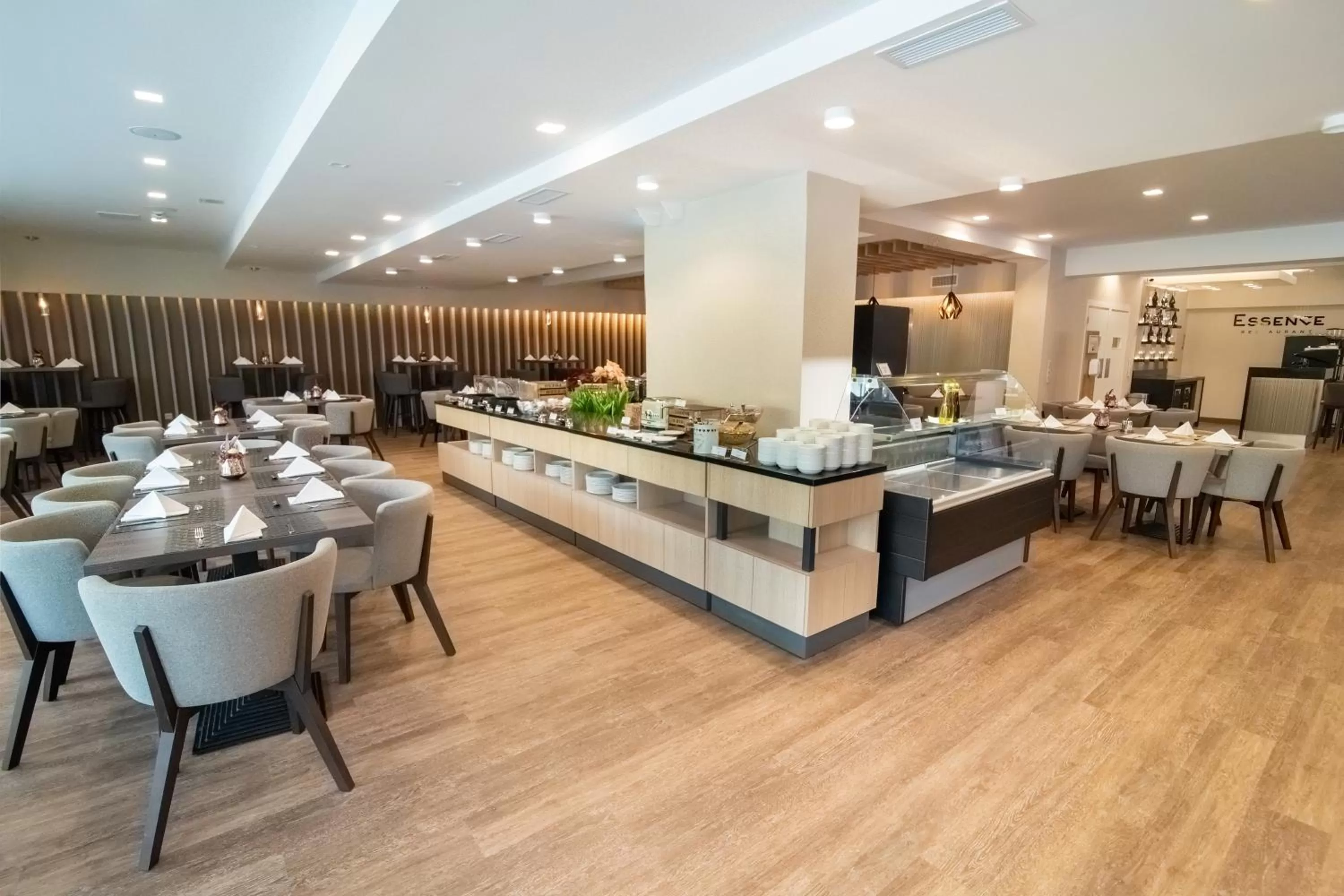 Restaurant/places to eat in Rubin Wellness & Conference Hotel