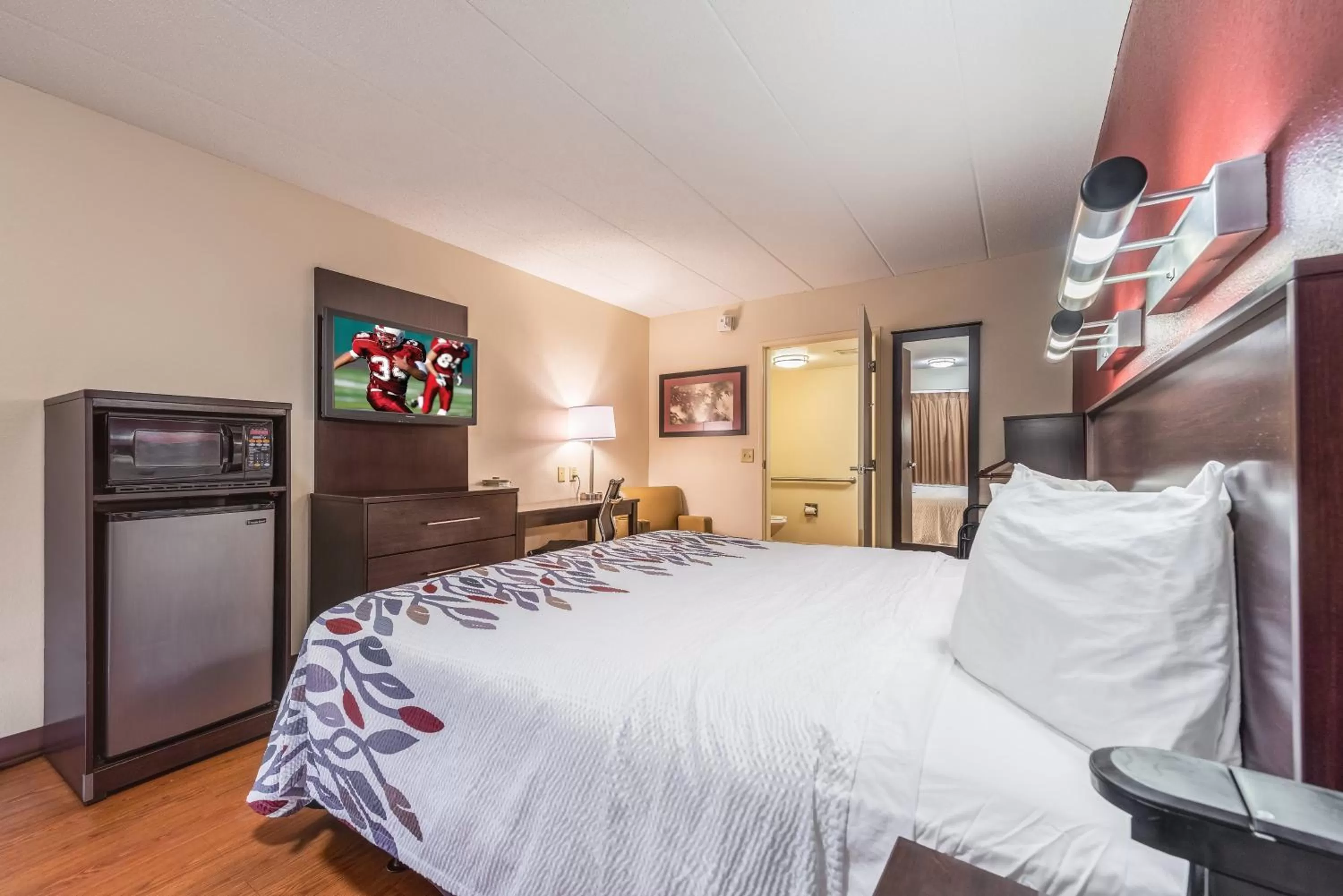 Photo of the whole room, Bed in Red Roof Inn Merrillville