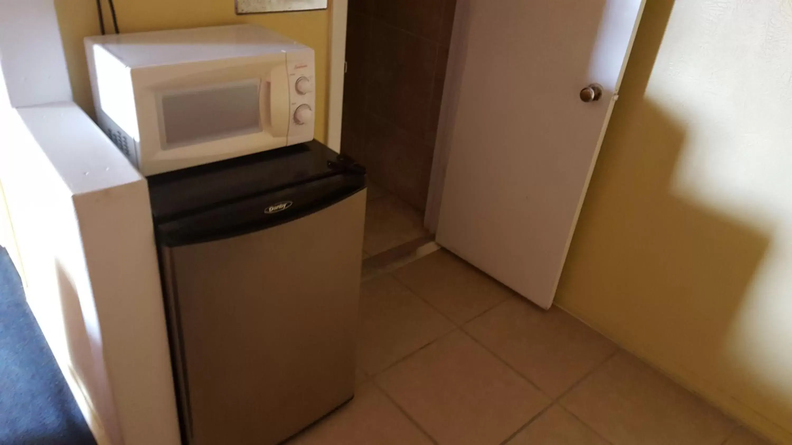 Coffee/tea facilities, Bathroom in Sands Motel