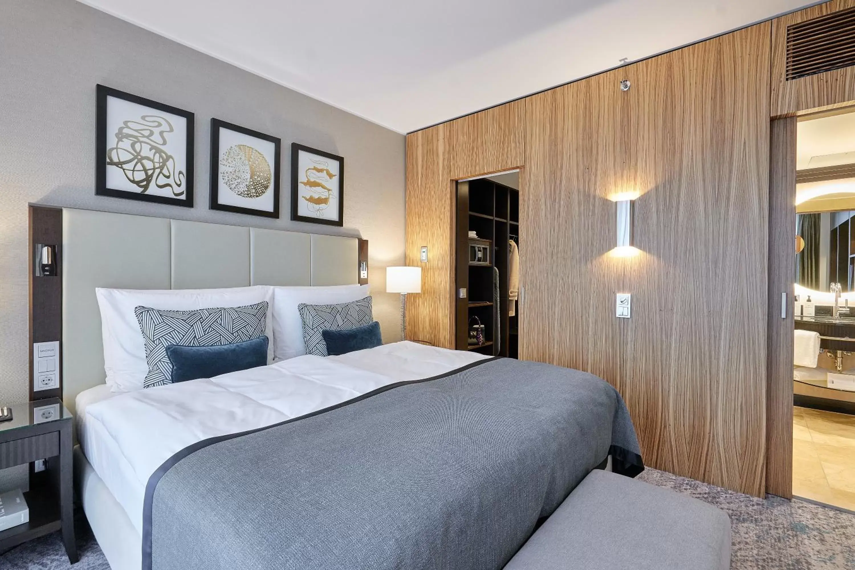 Bed in Hotel Kö59 Düsseldorf - Member of Hommage Luxury Hotels Collection
