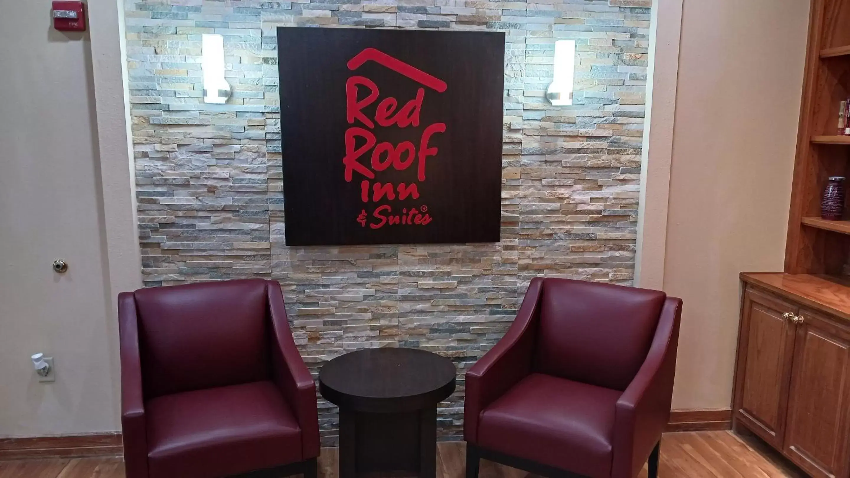 Lobby or reception, Seating Area in Red Roof Inn & Suites Midland