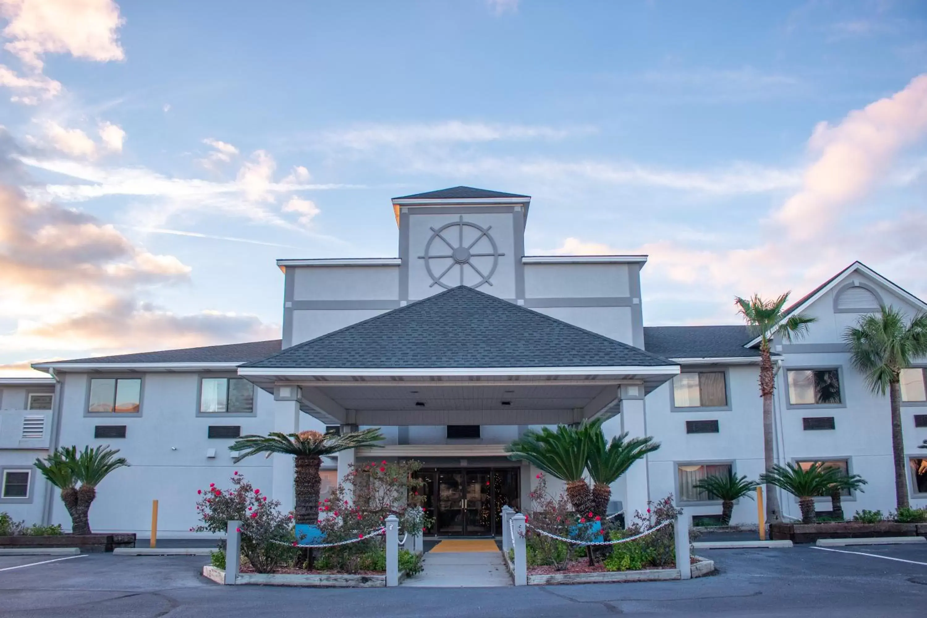 Facade/entrance, Property Building in Admiral's Inn on Tybee Island