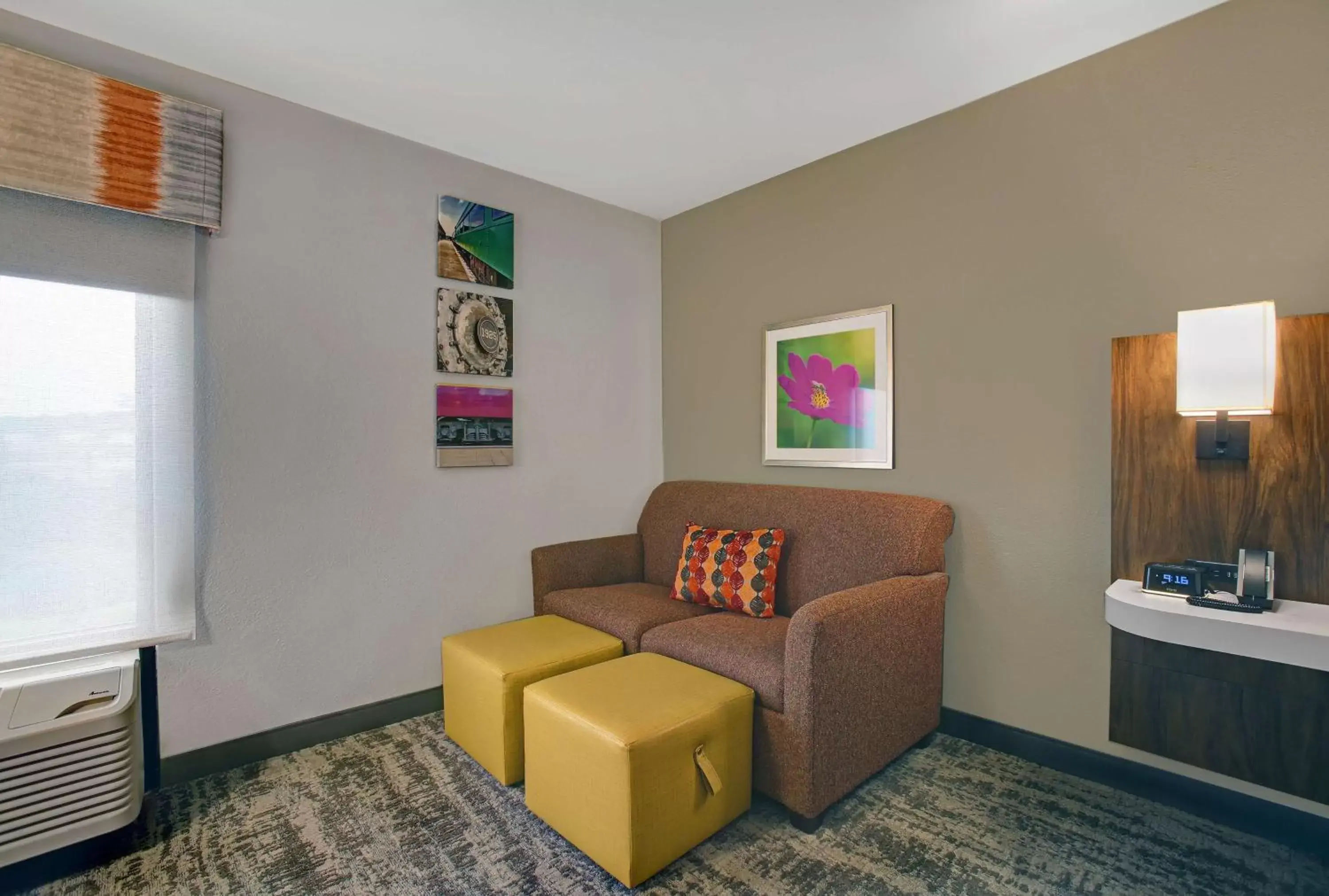 Living room, Seating Area in Hampton Inn Salisbury