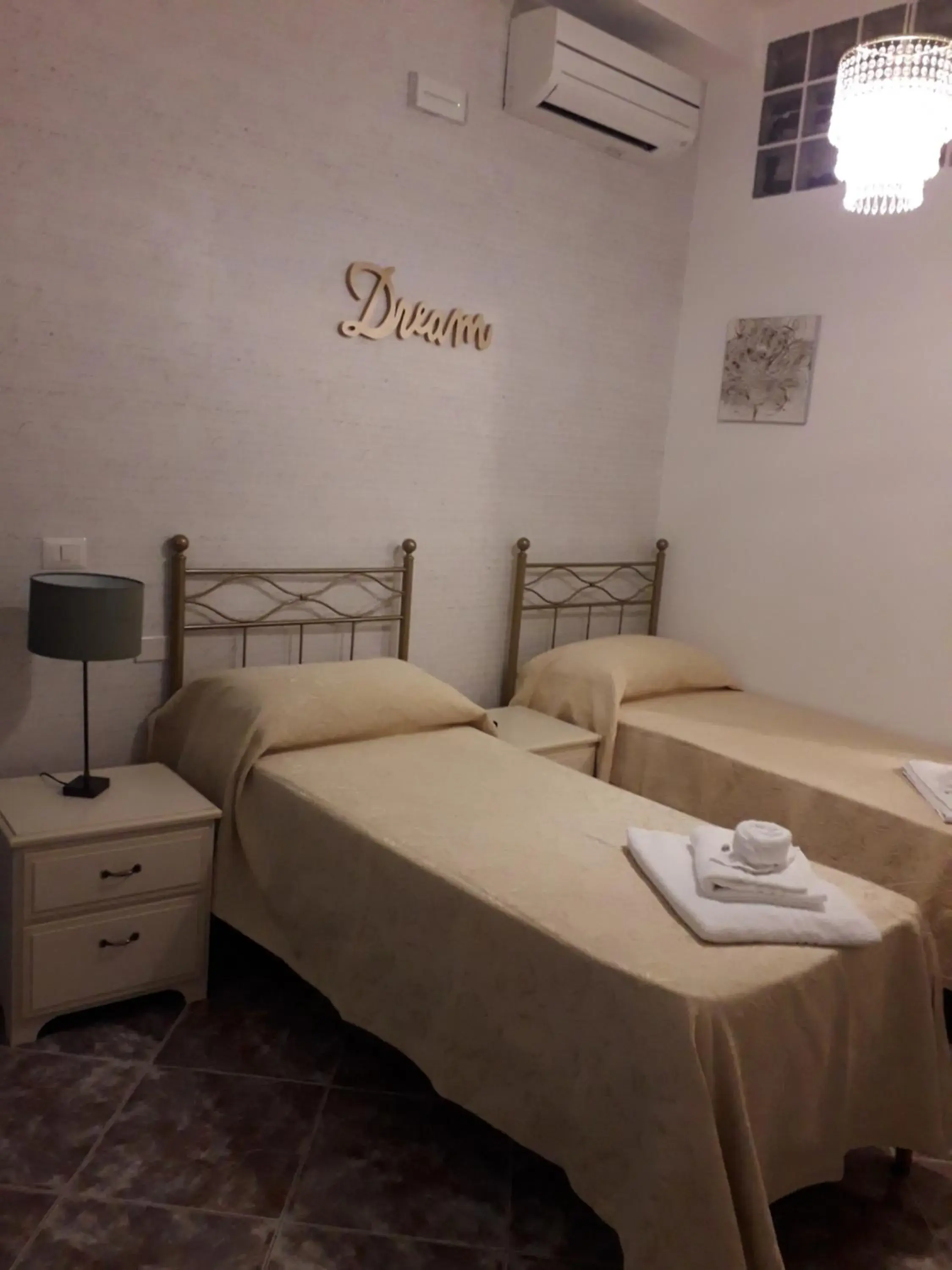 Shower, Bed in Albergo Del Centro Storico