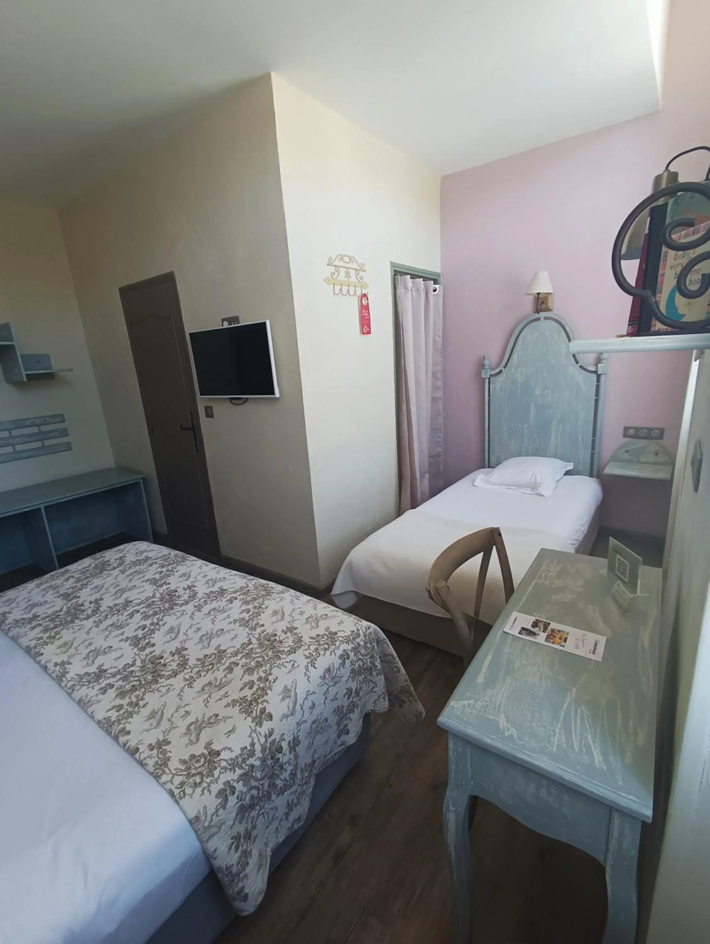 Property building, Bed in The Originals Boutique, Hôtel du Parc, Cavaillon