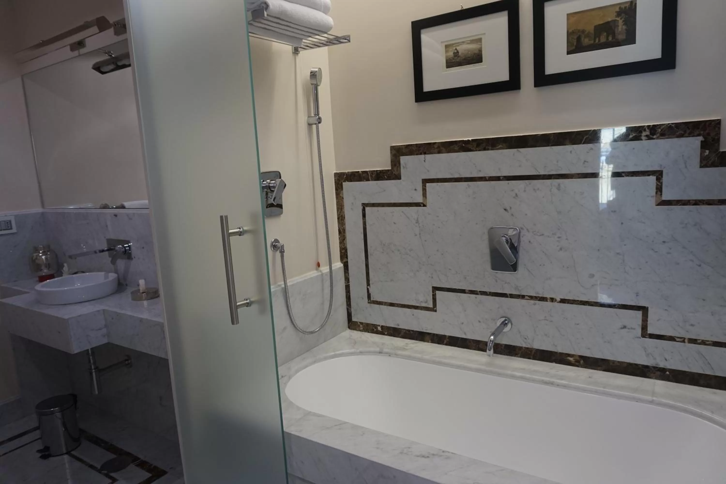 Bathroom in Trevi Palace Luxury Inn