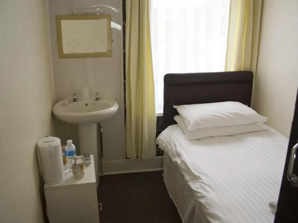 Bedroom, Bathroom in The Trevross