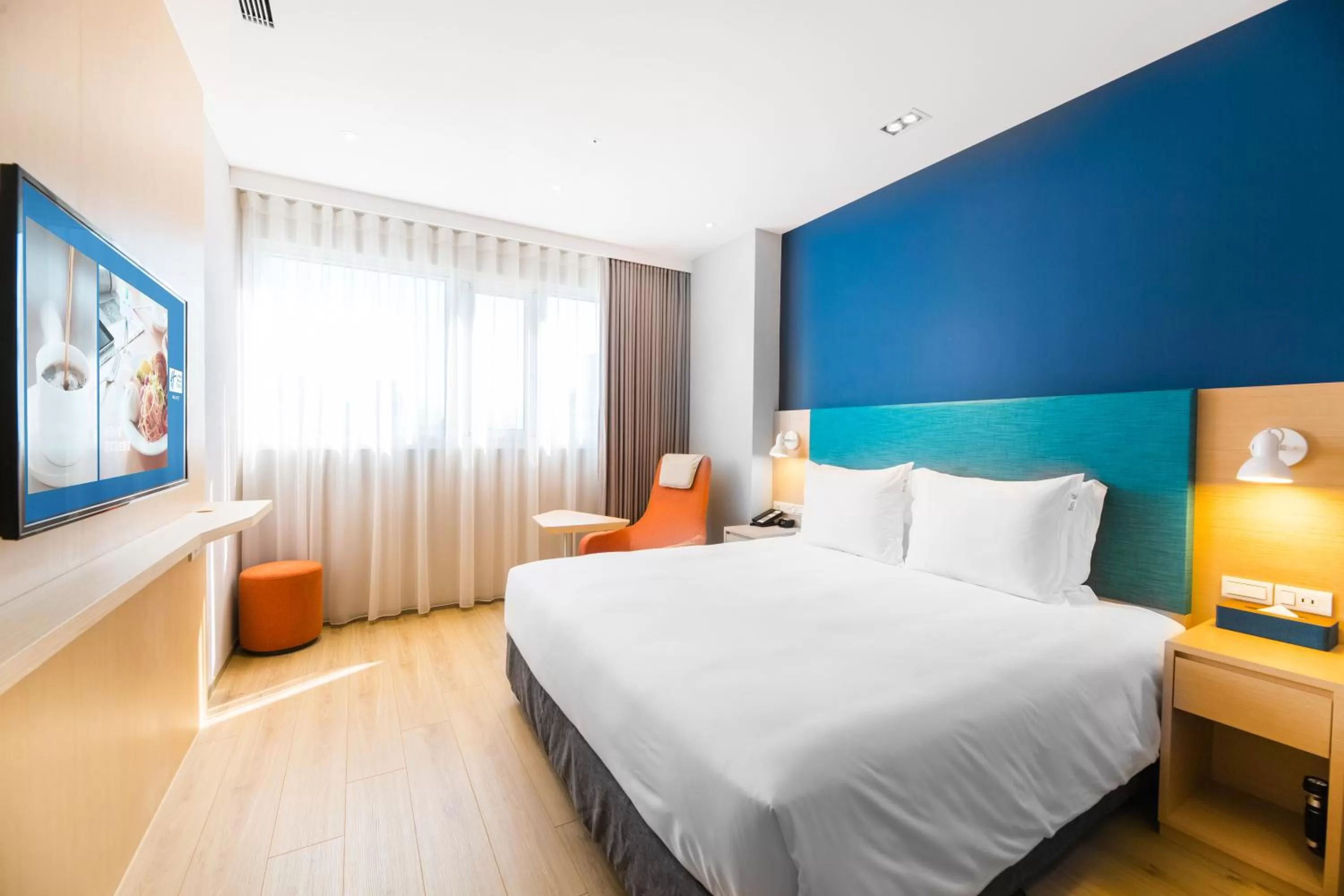 Bed in Holiday Inn Express Taichung Fengchia by IHG