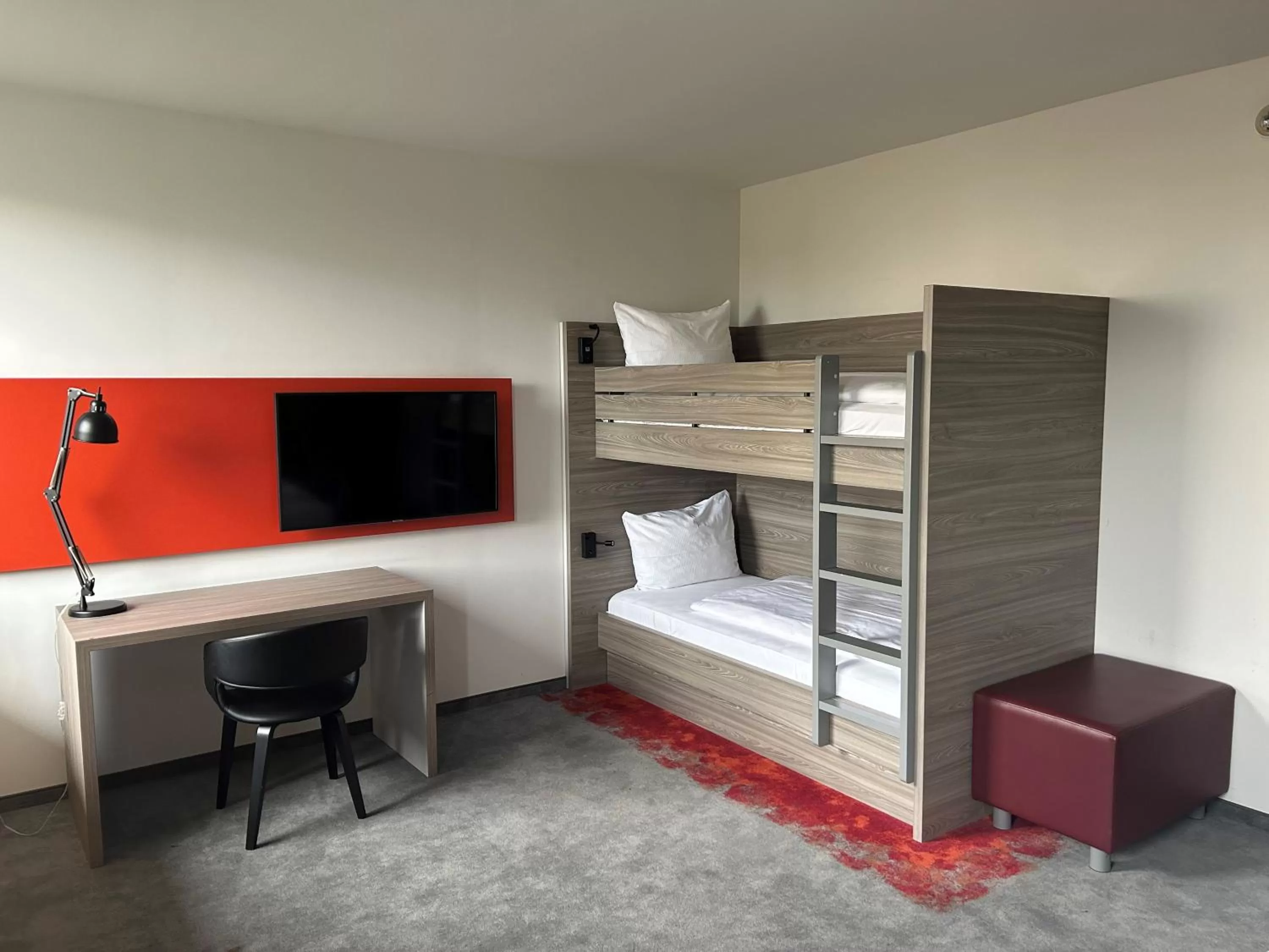 Room with One Double Bed and One Bunk Bed in Campanile Duisburg City
