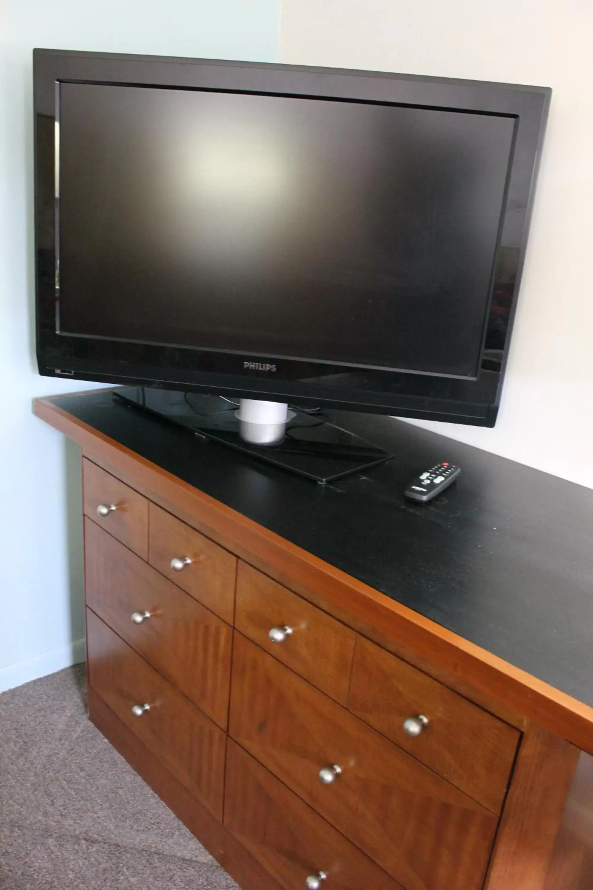 Bathroom, TV/Entertainment Center in Midlands Lodge