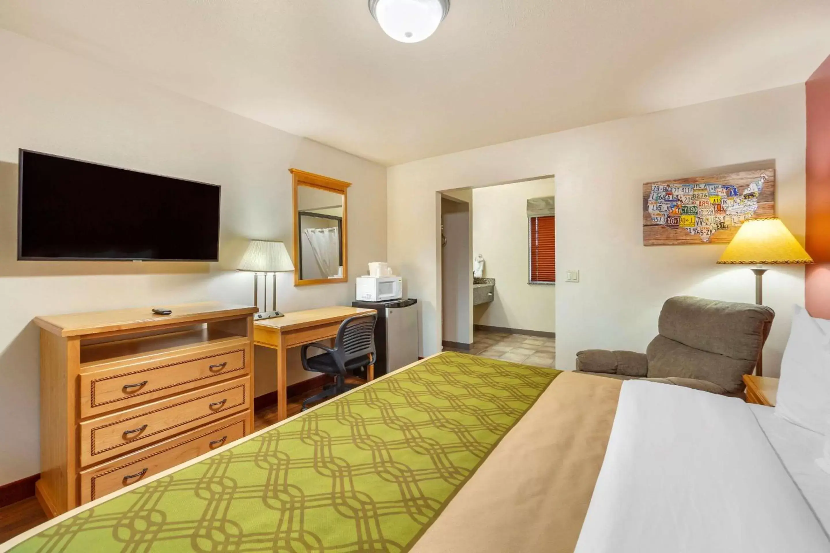 Photo of the whole room, Bed in Harmony Inn & Suites