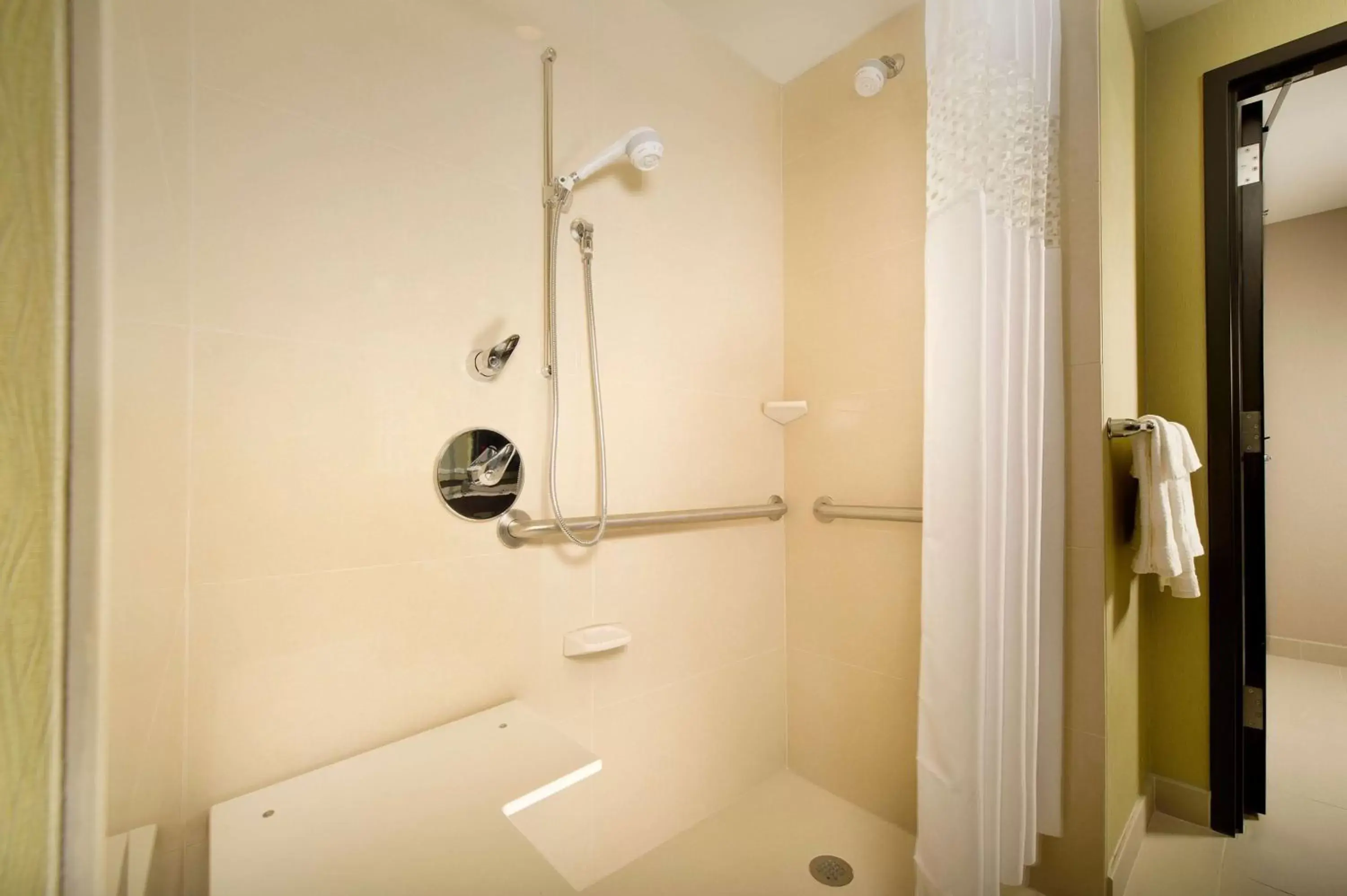 Bathroom in Hampton Inn & Suites Chattanooga/Hamilton Place