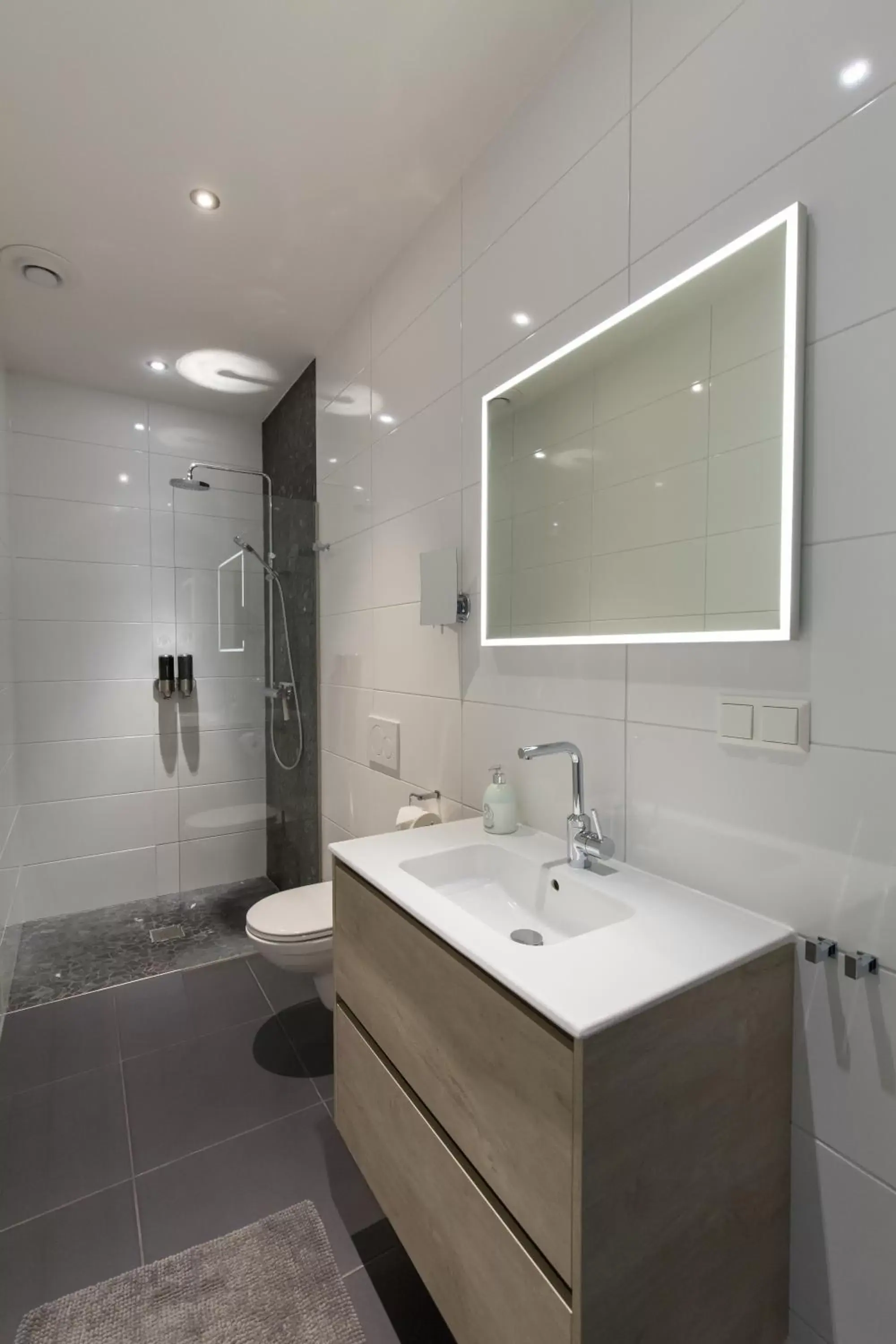 Bathroom in Hotel Oranjestaete