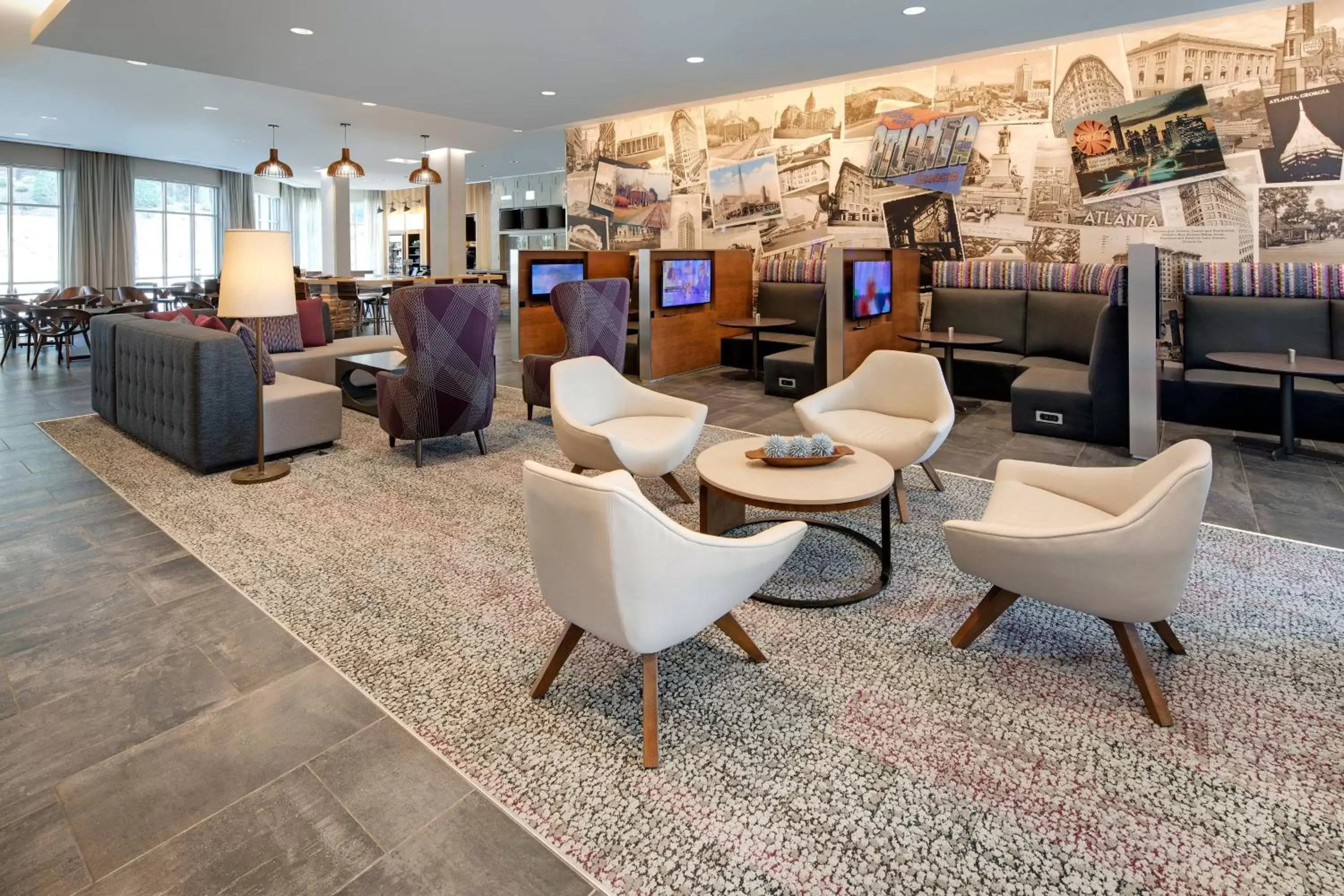 Living room, Lobby/Reception in Courtyard by Marriott Atlanta Vinings/Galleria