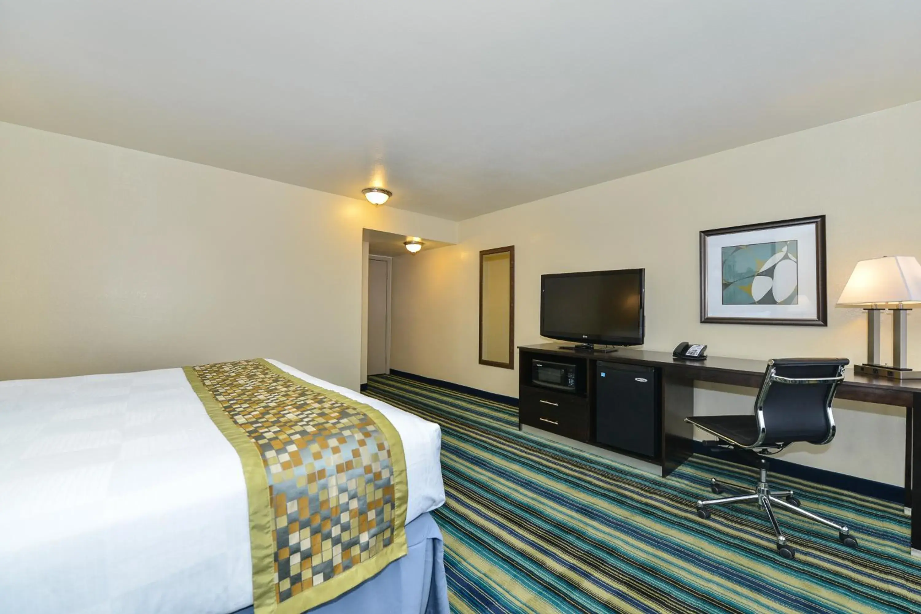 Photo of the whole room, TV/Entertainment Center in Super 8 by Wyndham Vallejo/Napa Valley