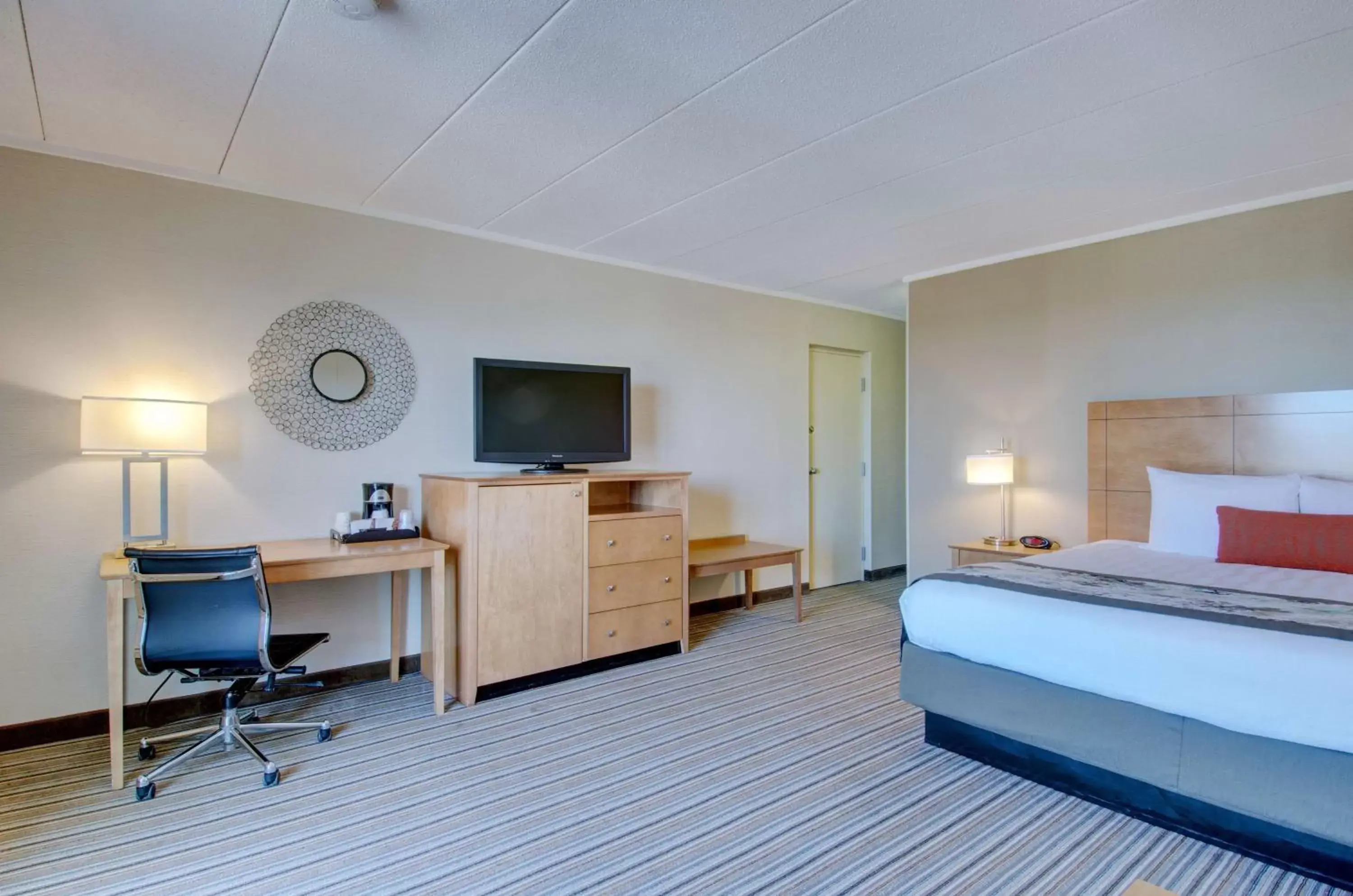 Photo of the whole room, Bed in Best Western Plus Waltham Boston Photo of the whole room, Bed in Best Western Plus Waltham Boston