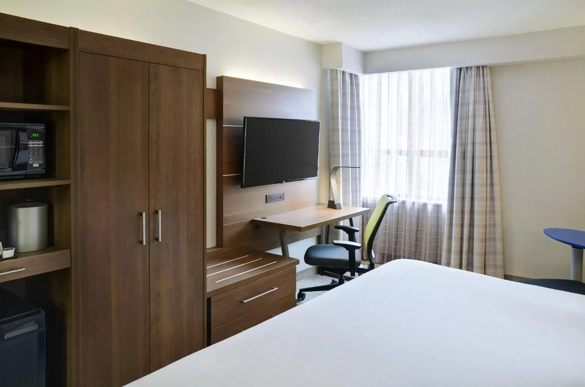 Photo of the whole room, TV/Entertainment Center in Holiday Inn Express Toronto Downtown, an IHG Hotel