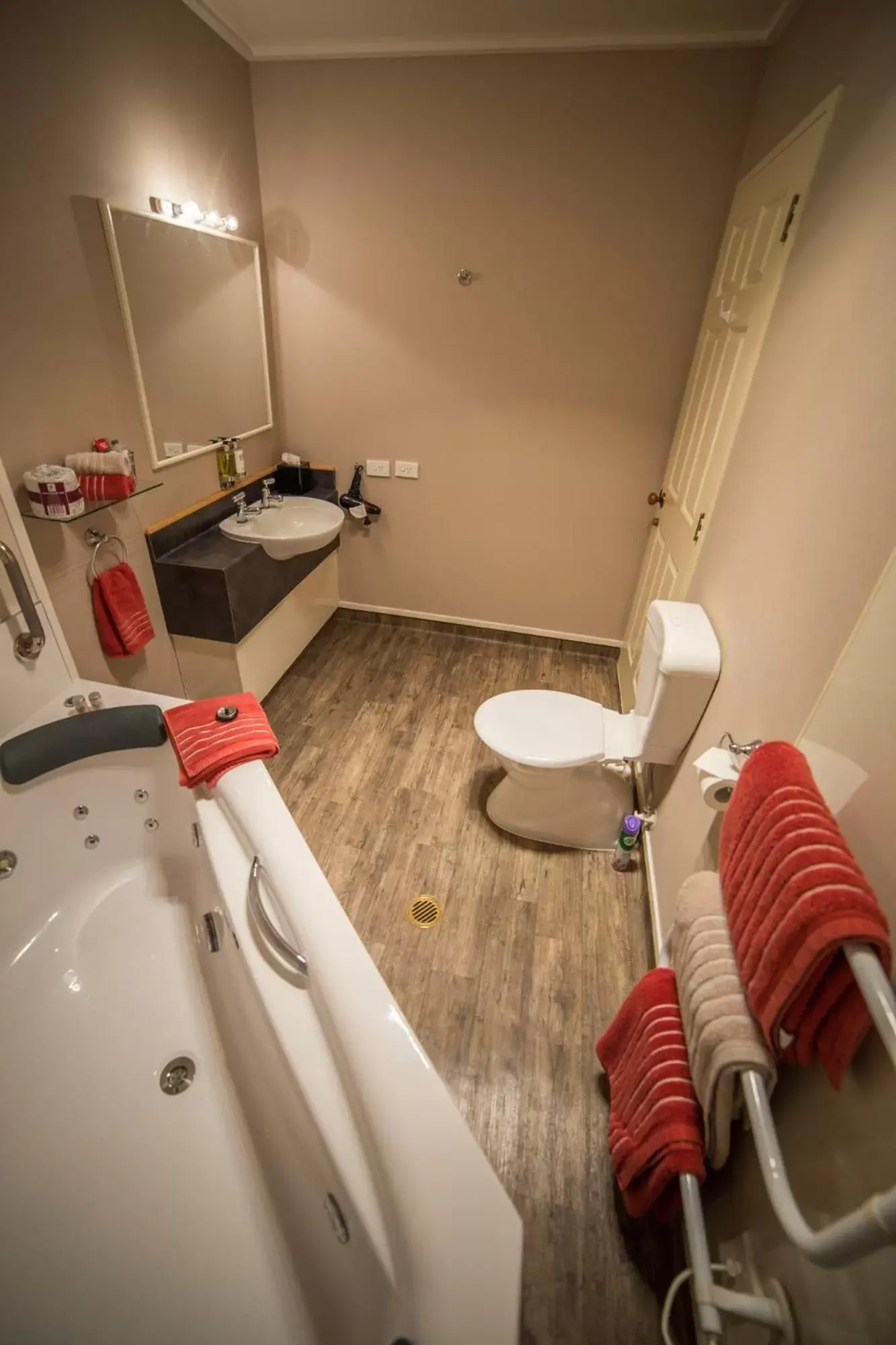 Bathroom in Lakefront Lodge