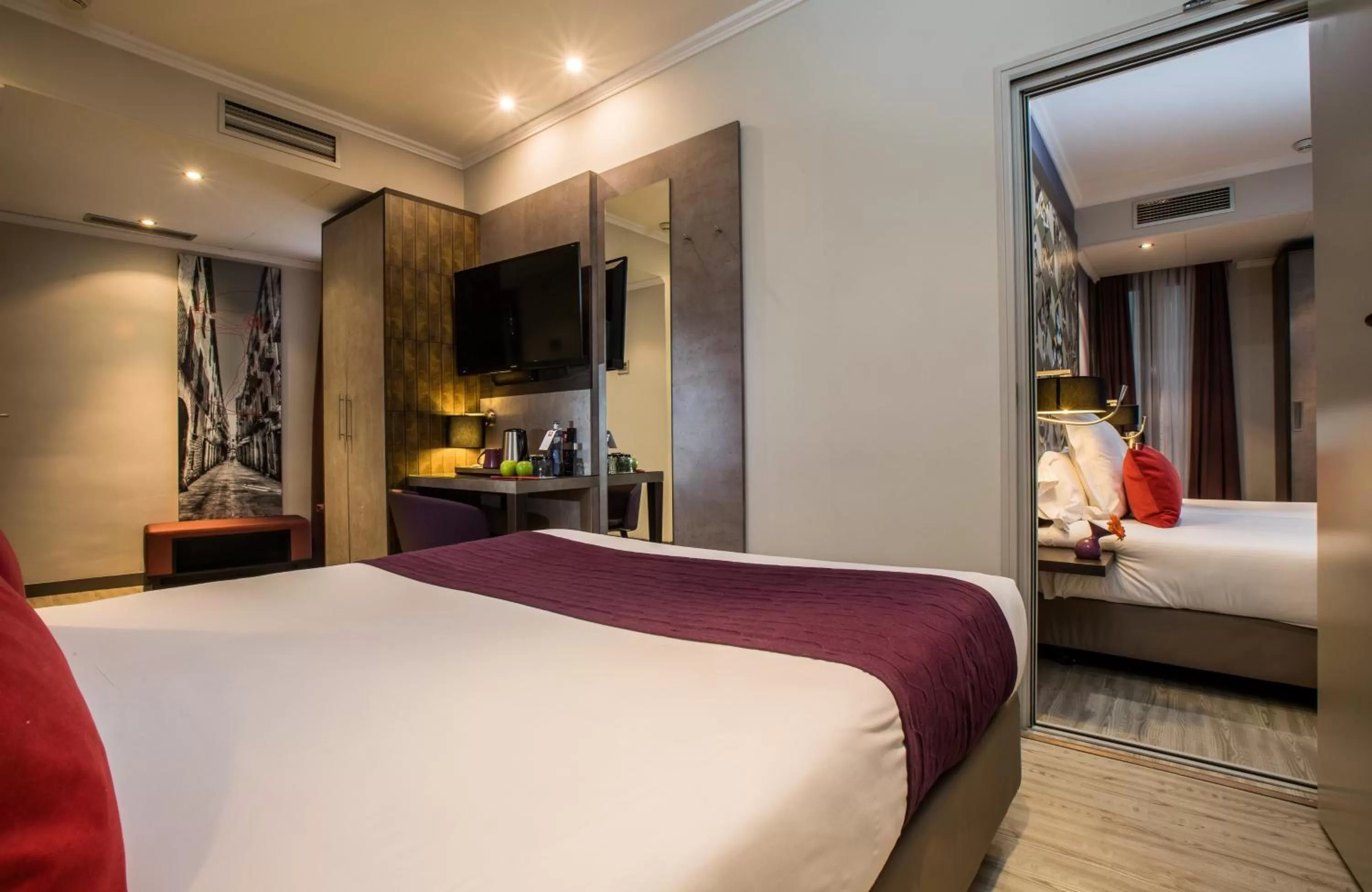 Photo of the whole room, Bed in Leonardo Hotel Barcelona Las Ramblas