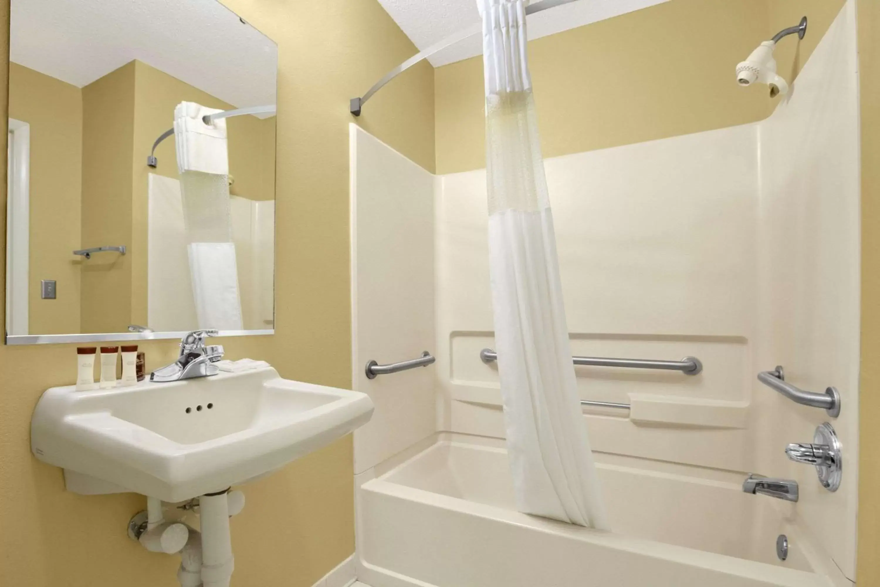 Photo of the whole room, Bathroom in Ramada Limited - Columbia