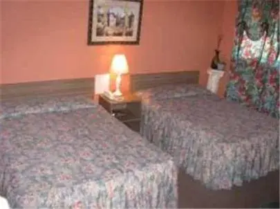 Bed in Four Seasons Motel