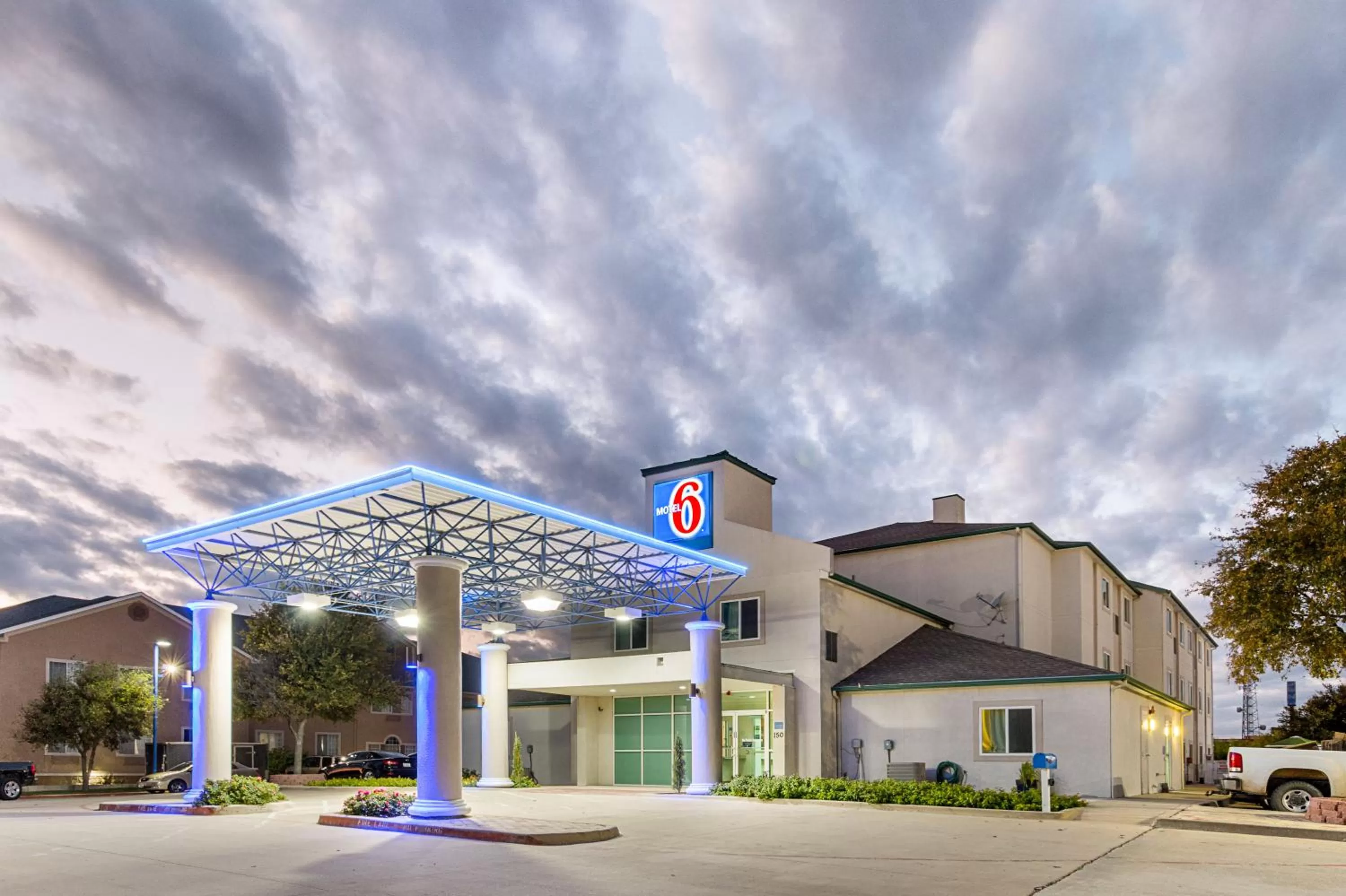 Facade/entrance in Motel 6-Weatherford, TX