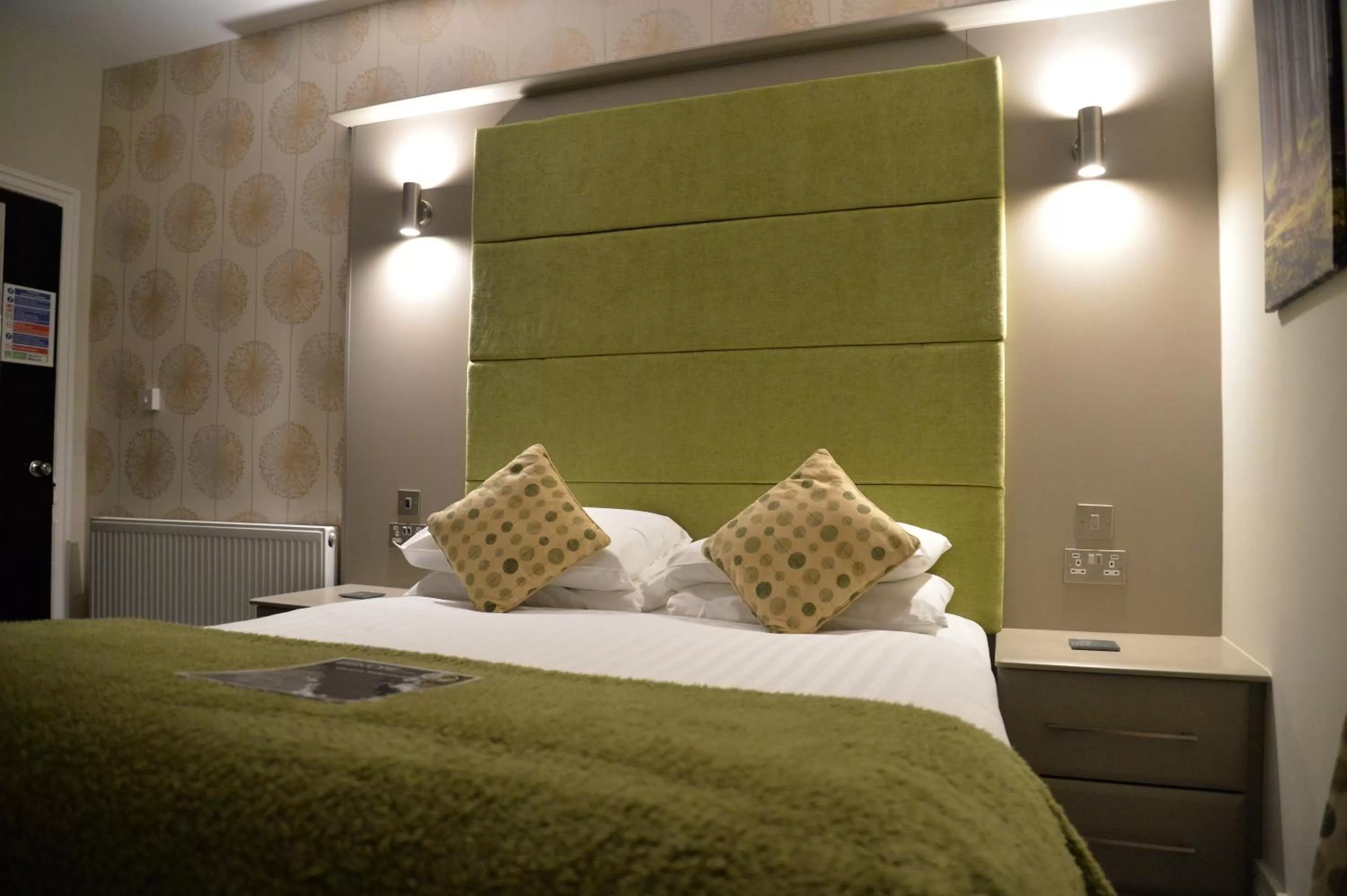 Bed in Lauriston & Lawton Court Hotel