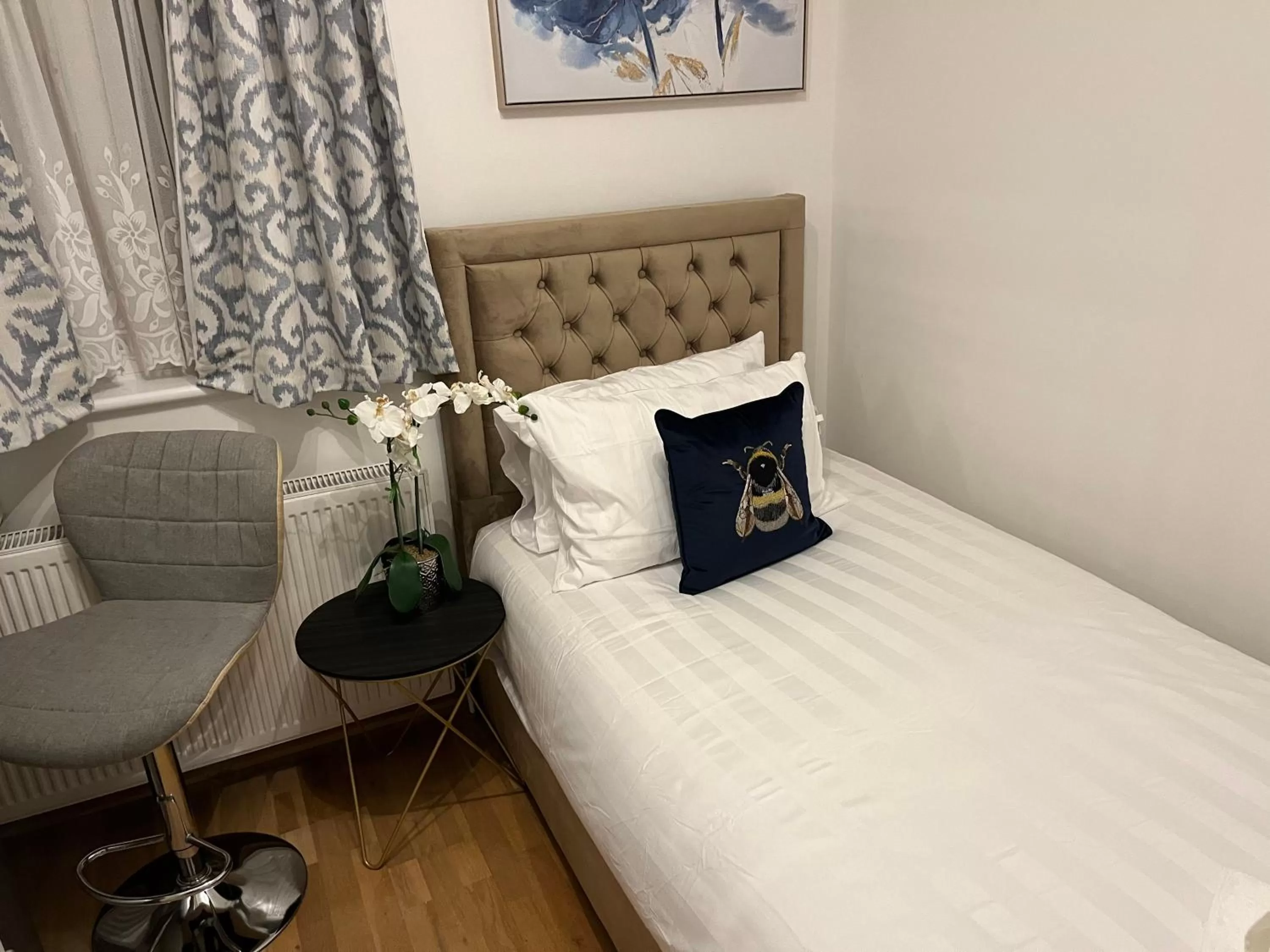 Bed in TJ Homes - Luxury Studio Suite with Garden View - Next to tube station London