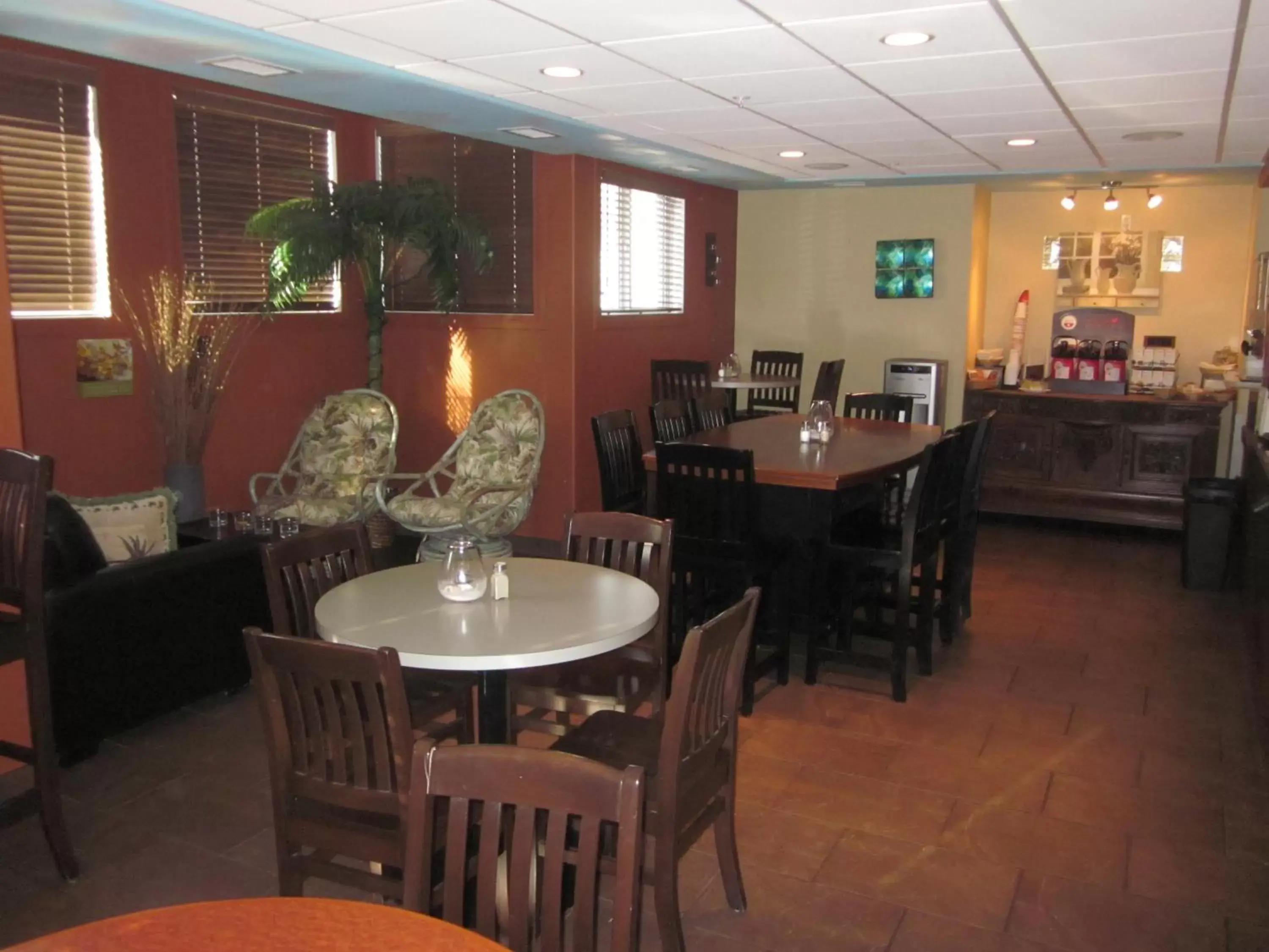 Continental breakfast, Restaurant/Places to Eat in Franklin Suite Hotel