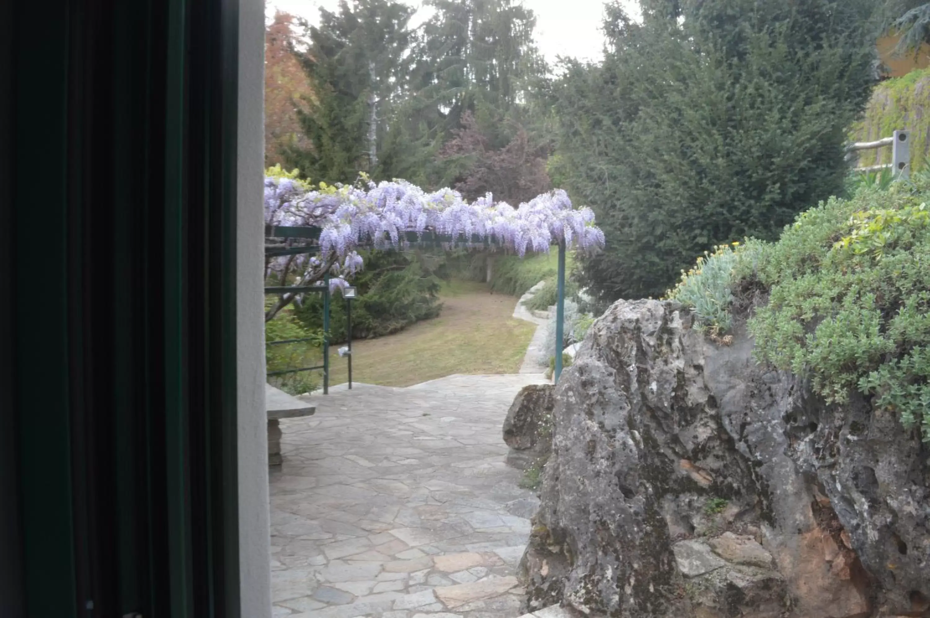 Garden view in L'uovo e la faina