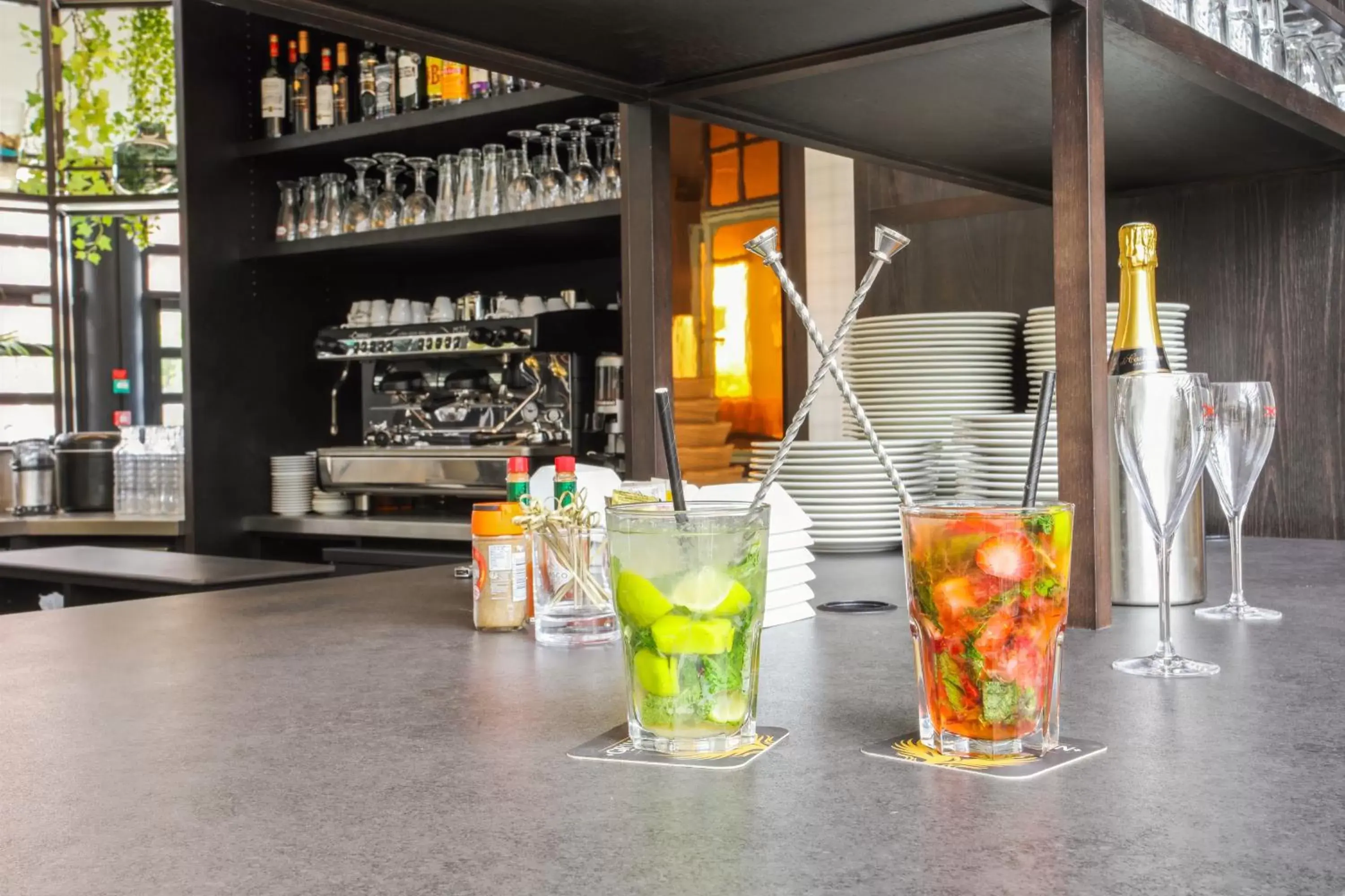Lounge or bar, Drinks in ibis Styles Evry Courcouronnes