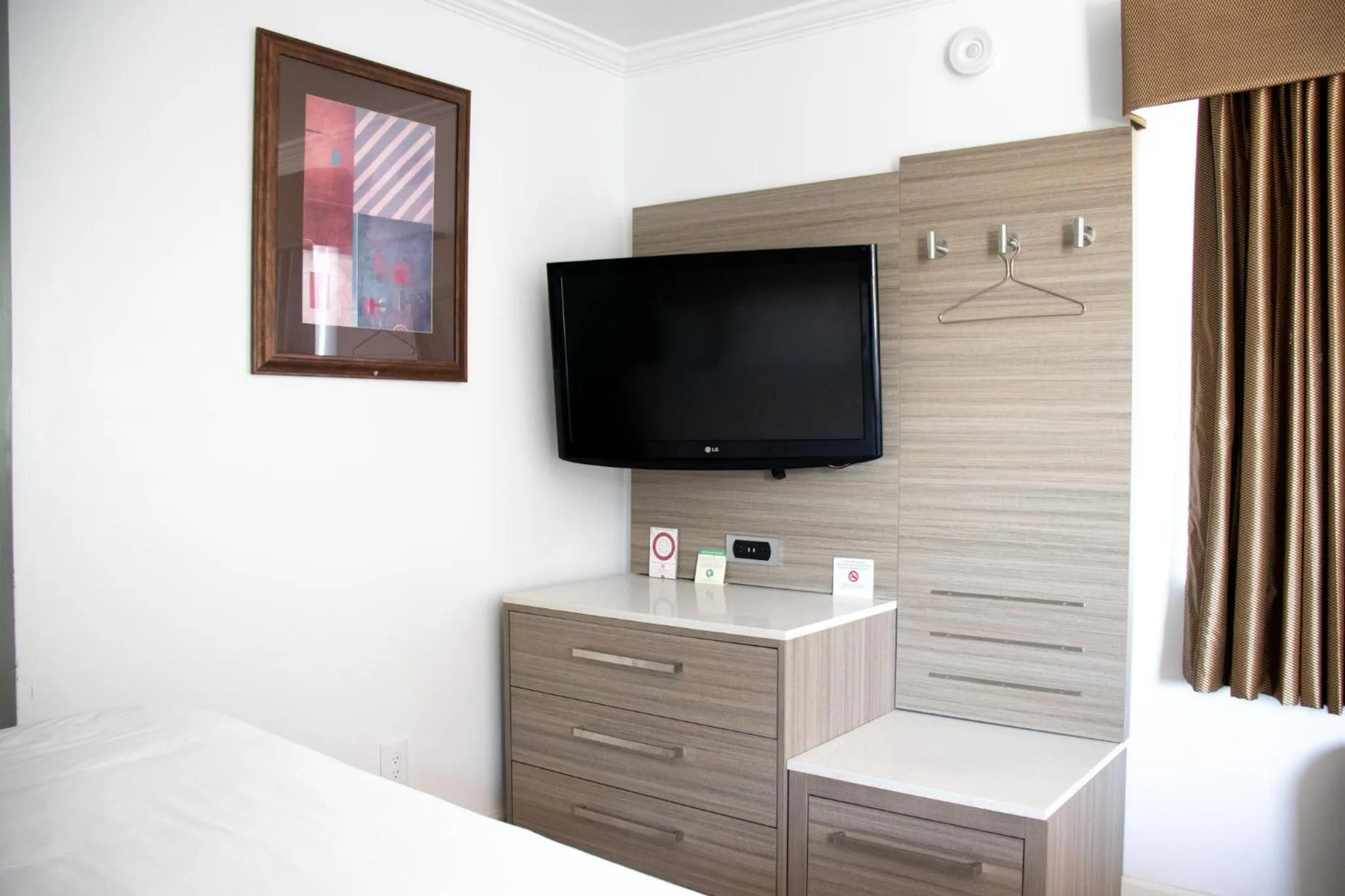 Bed in Discovery Inn