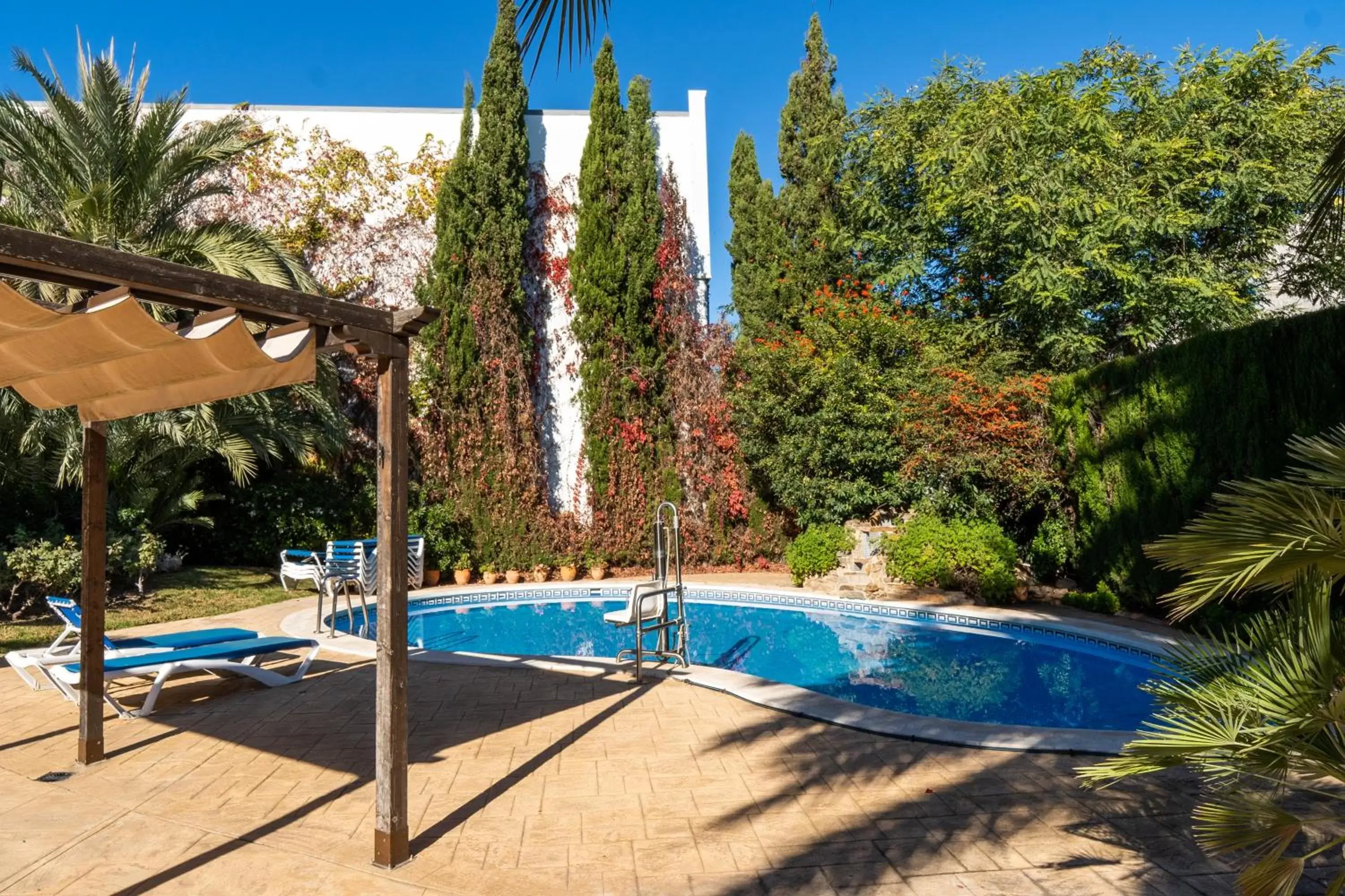 Garden, Swimming Pool in Hotel Checkin Valencia Ciscar