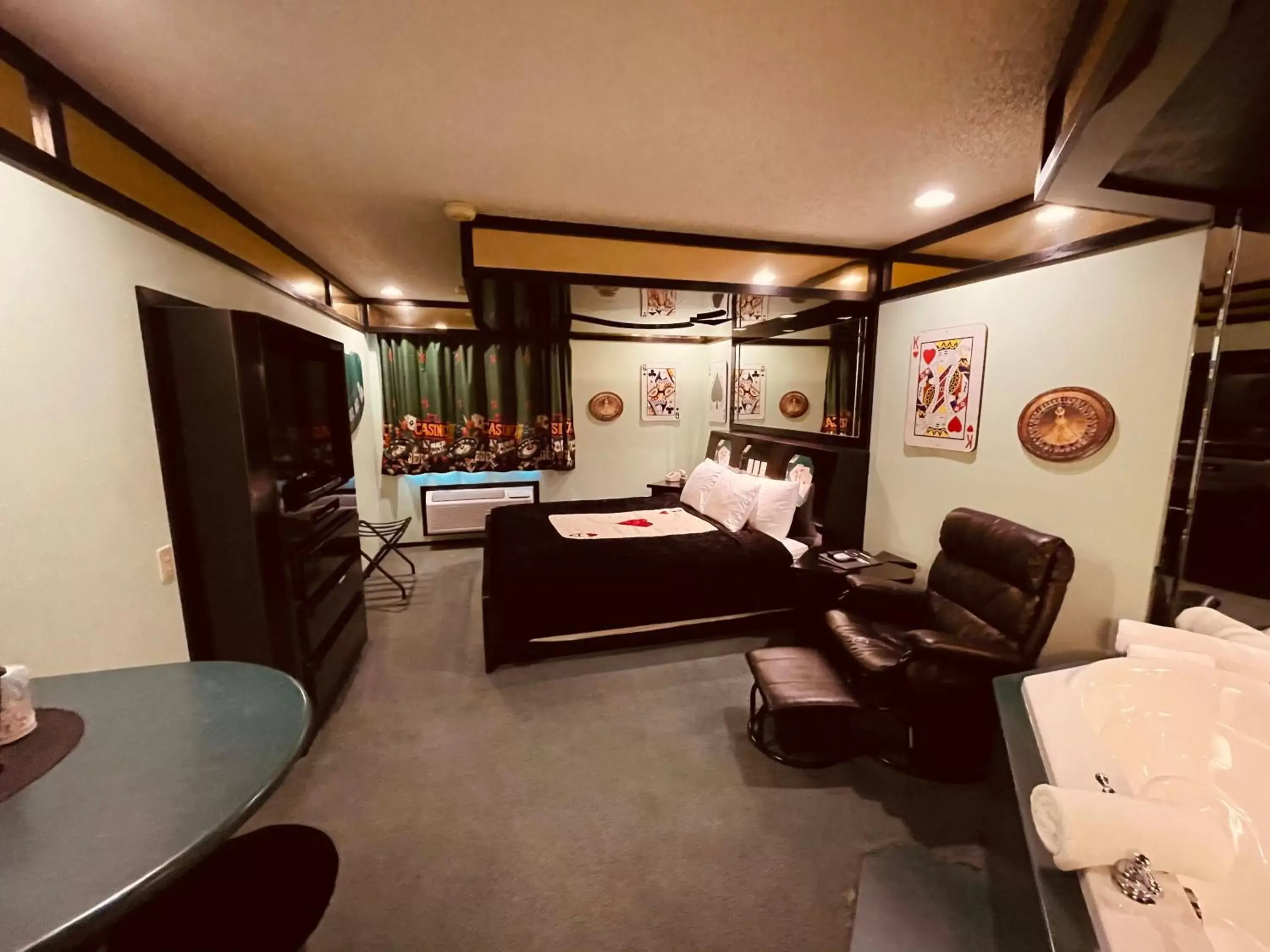 Bedroom, Bed in Designer Inn and Suites Bedroom, Bed in Designer Inn and Suites