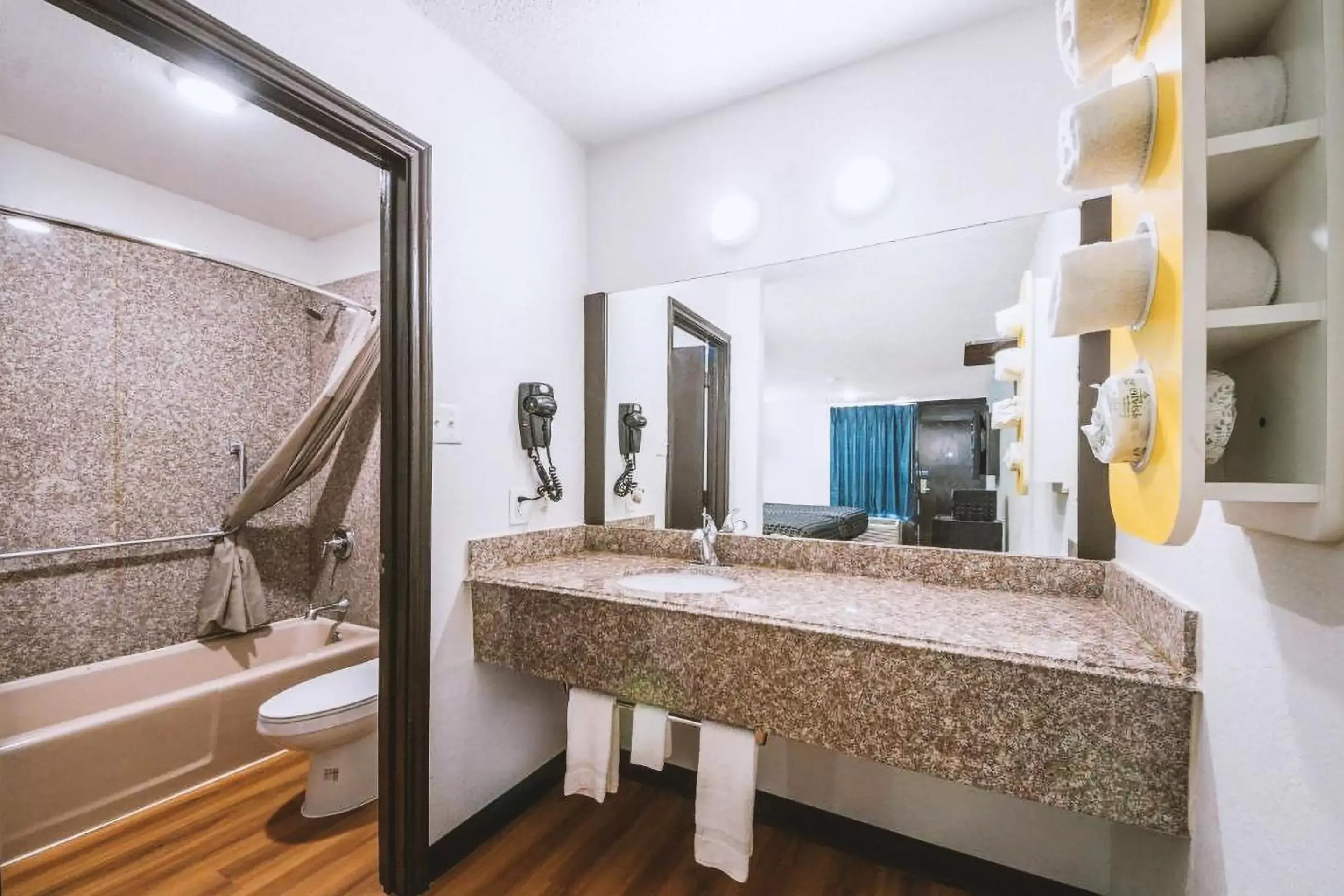 Bathroom in Sky Palace Inn & Suites By Jasper Beeville