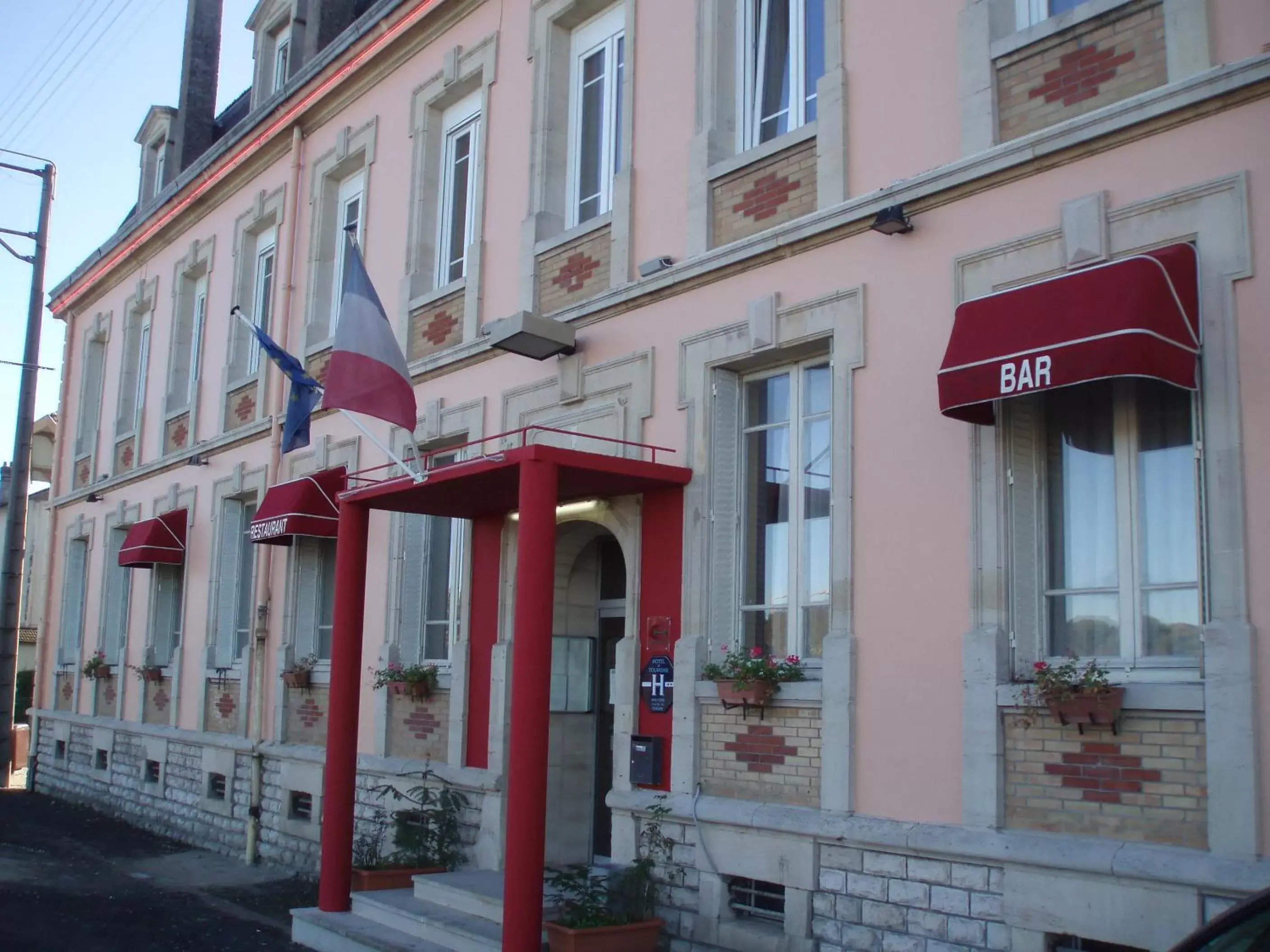 Facade/entrance, Property Building in Hotel de Champagne