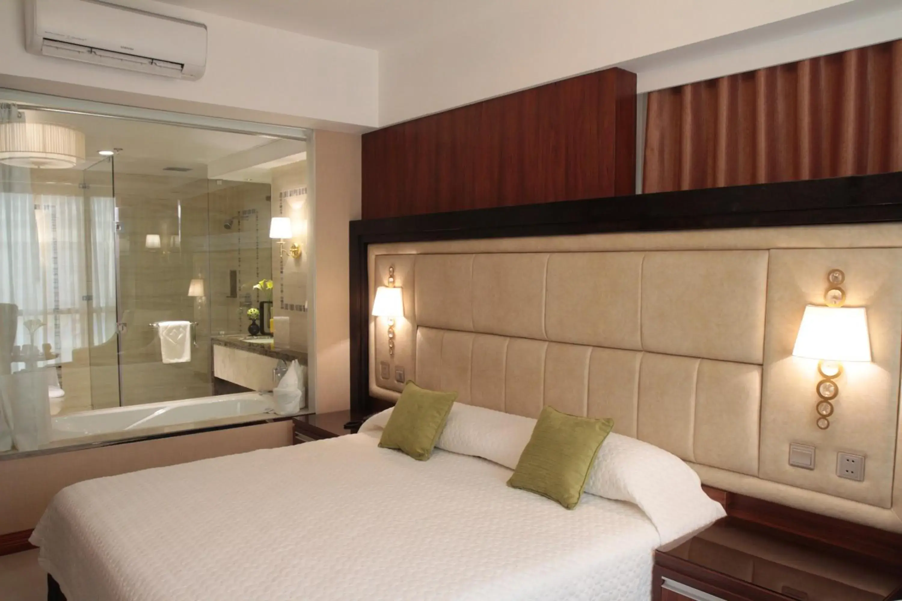 Bedroom, Bed in Central Park Tower Resort