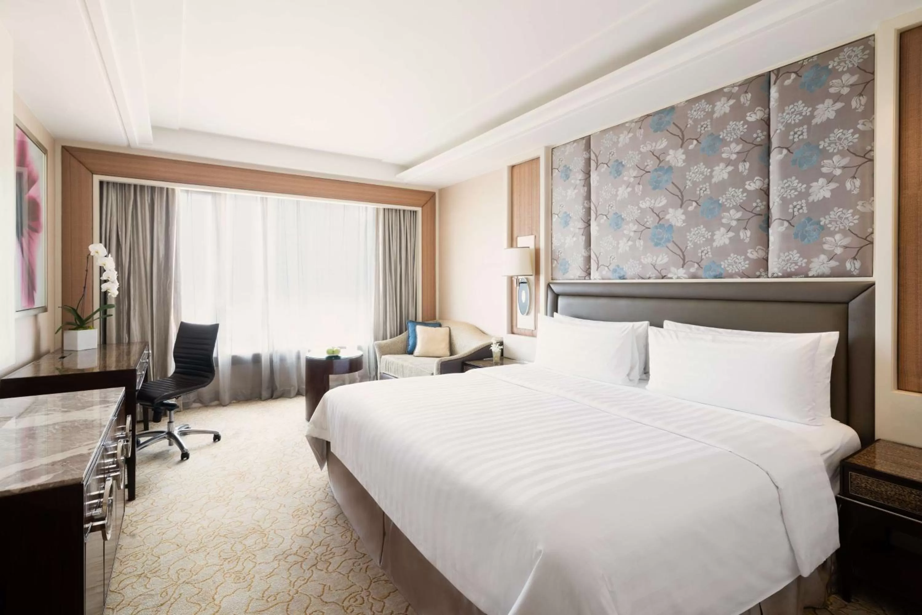 Bedroom, Bed in Edsa Shangri-La, Manila