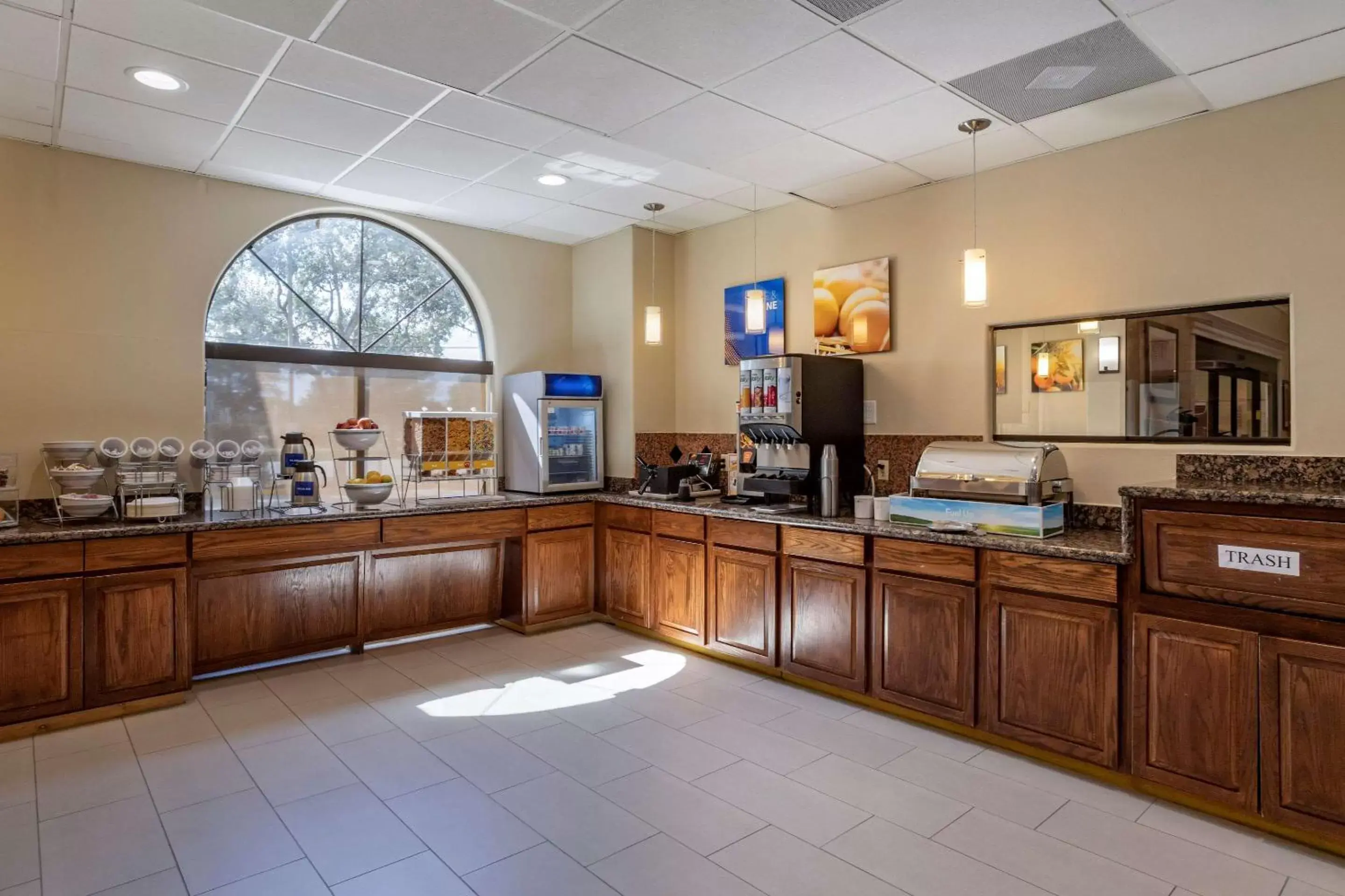 Breakfast, Restaurant/Places to Eat in Comfort Suites near Texas Medical Center - NRG Stadium