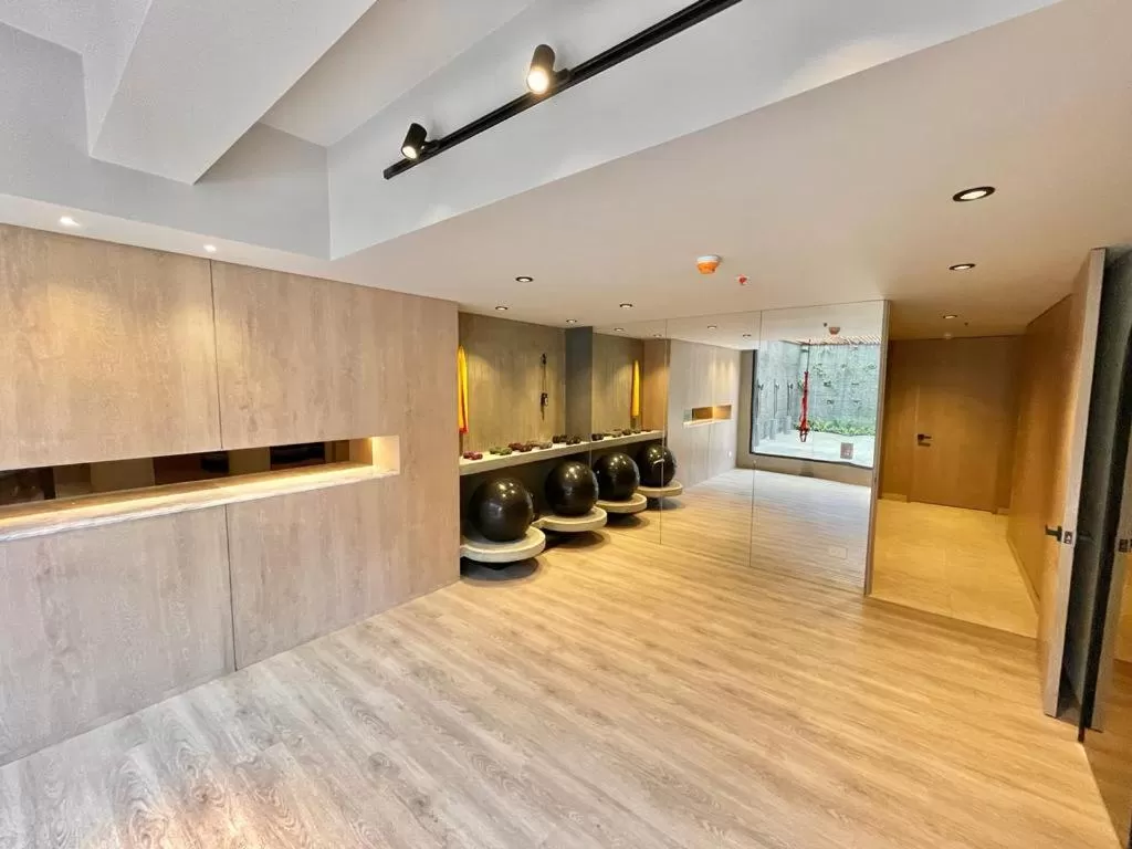 Fitness centre/facilities, Lobby/Reception in ICON 100 Luxury Apartasuites